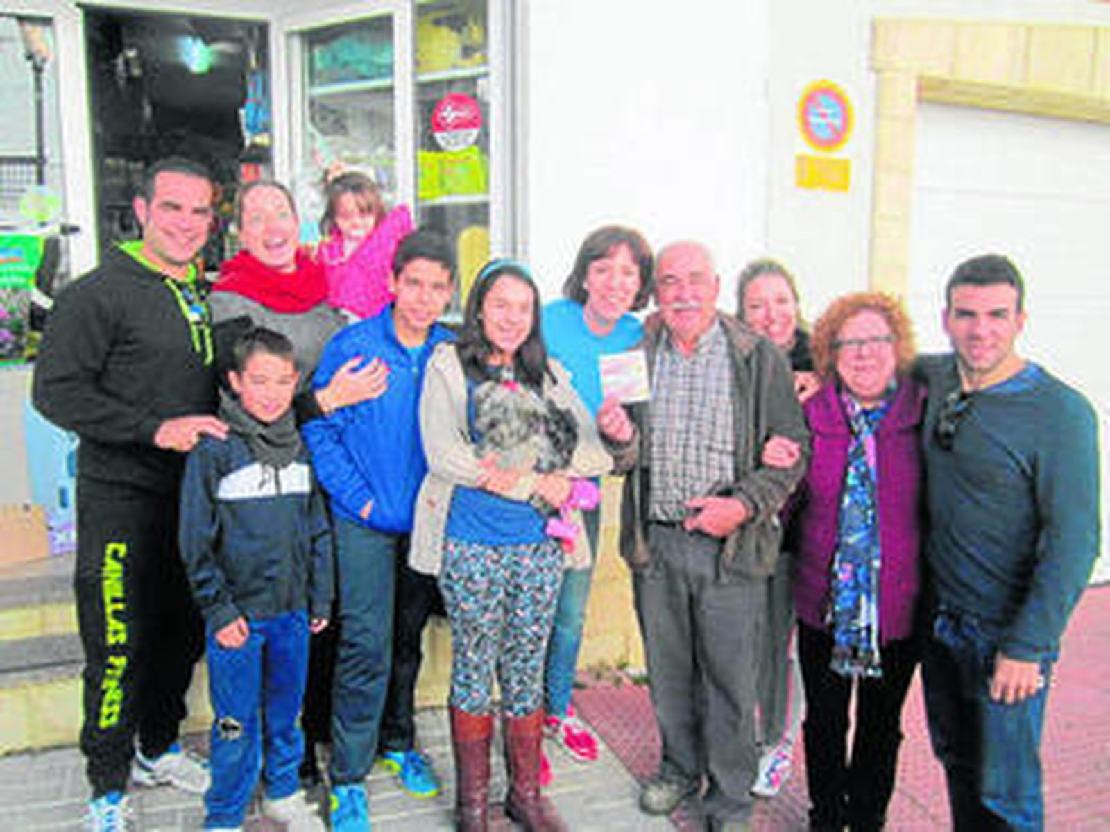 Pepe, acompañado de su familia, muestra el número agraciado.