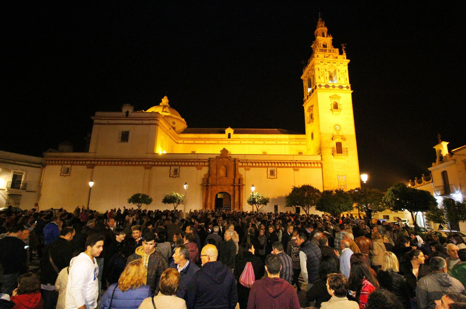 La concentración para pedir un nuevo párroco en Moguer, en imágenes