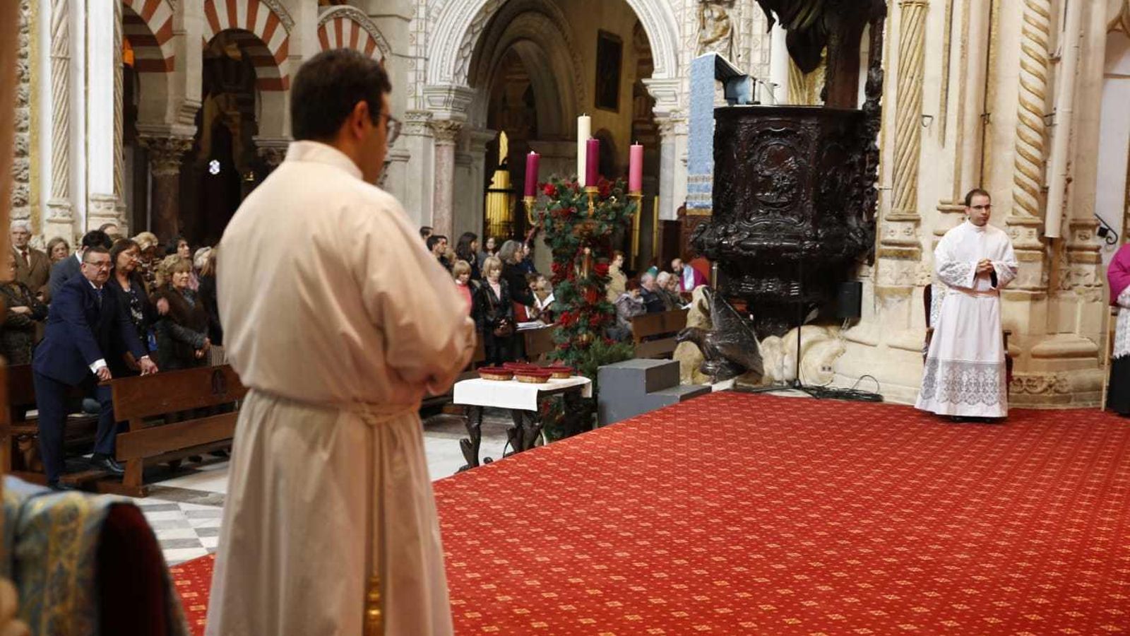 Un momento de la ordenación de los dos nuevos diáconos en la Catedral