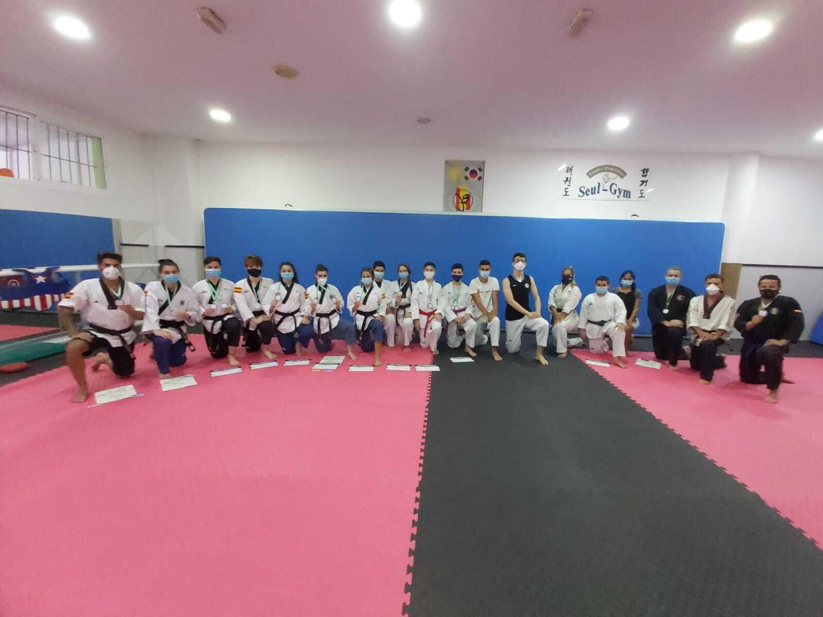 Los medallistas del Seúl Gym, con sus profesores