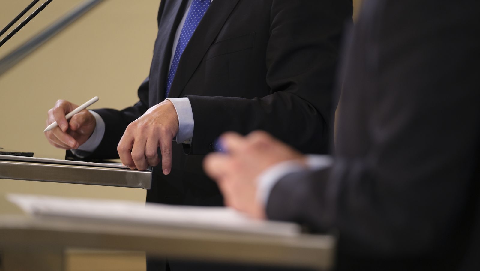 Imágenes de la visita del Consejero de Presidencia, Antonio Sanz, a la Diputación de Almería