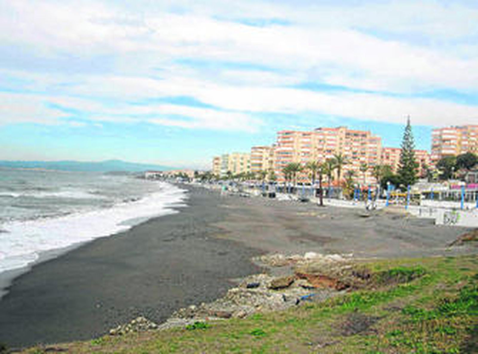 Destrozos ocasionados por el oleaje en la playa de Ferrara.