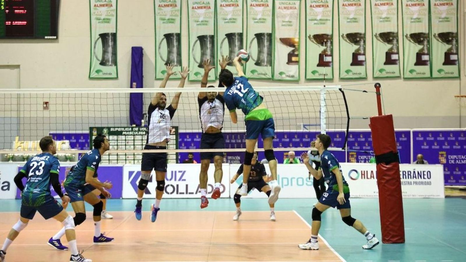 Aleix Tarrazo ataca el balón en el último duelo contra Palma.