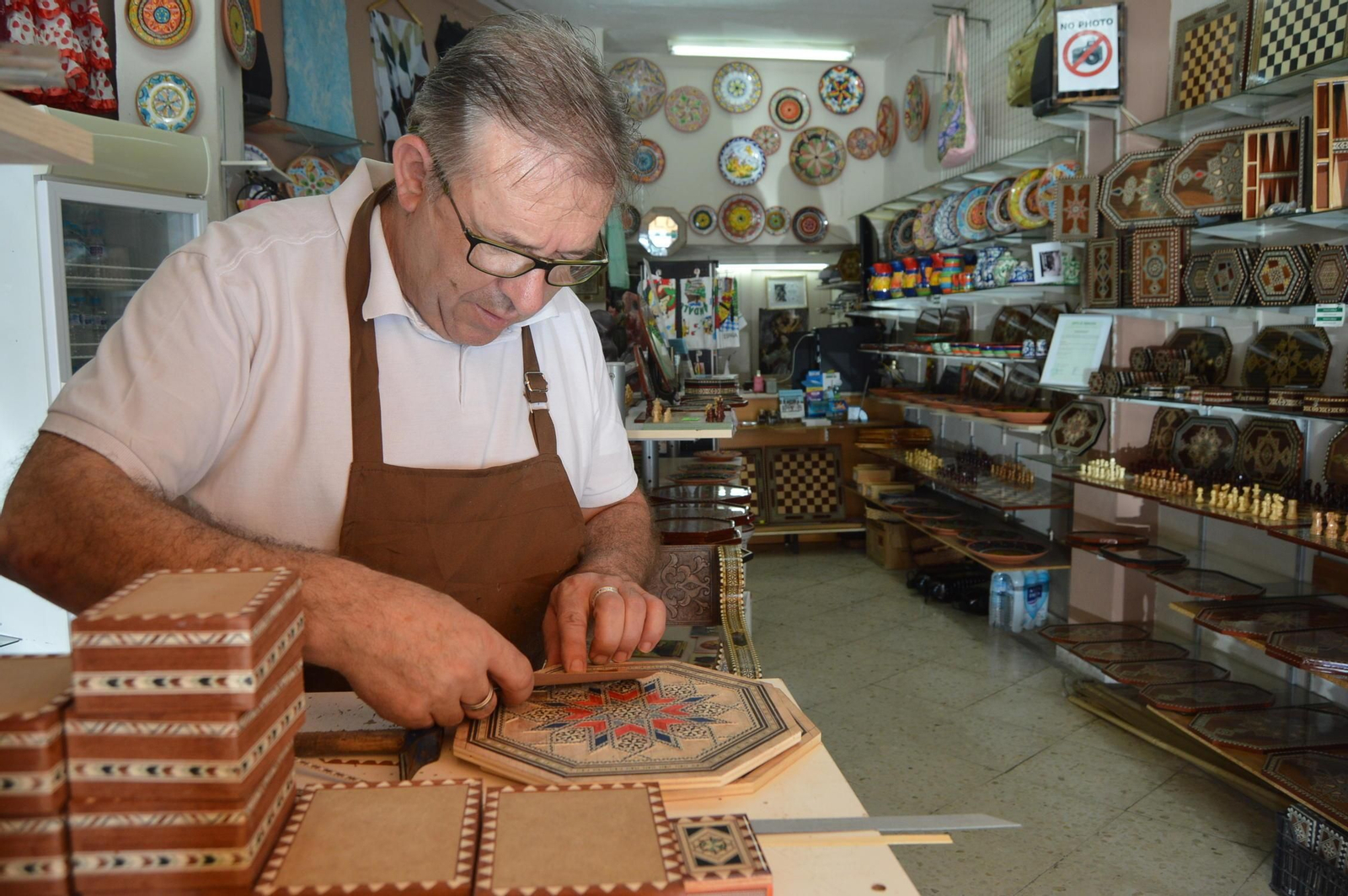 Manuel Morillo realiza una de sus piezas en su taller de Mijas Pueblo. Manuel Morillo realiza una de sus piezas en su taller de Mijas Pueblo.