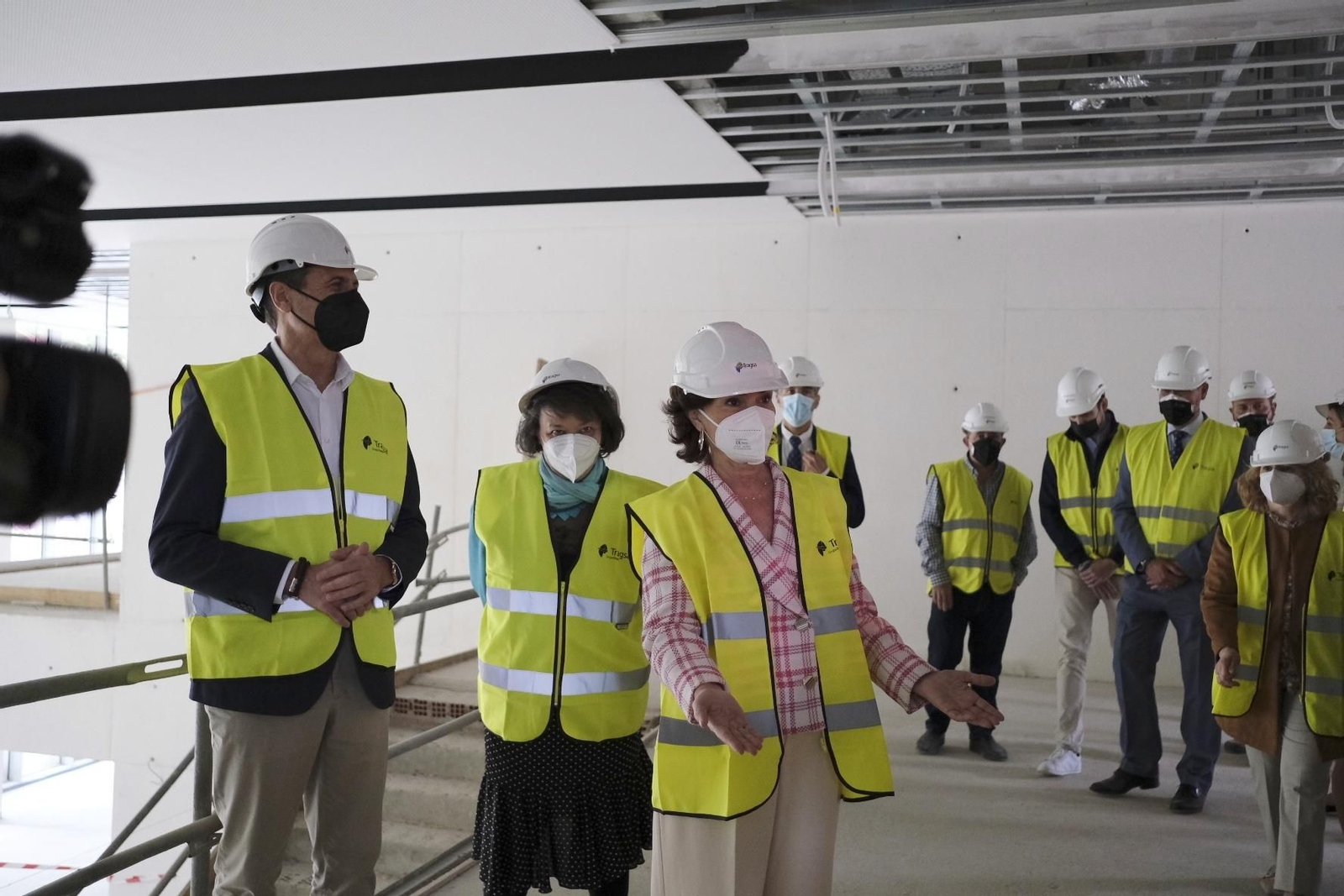 La visita de Carmen Calvo a las obras de la Biblioteca del Estado Grupo Cántico de Córdoba, en imágenes