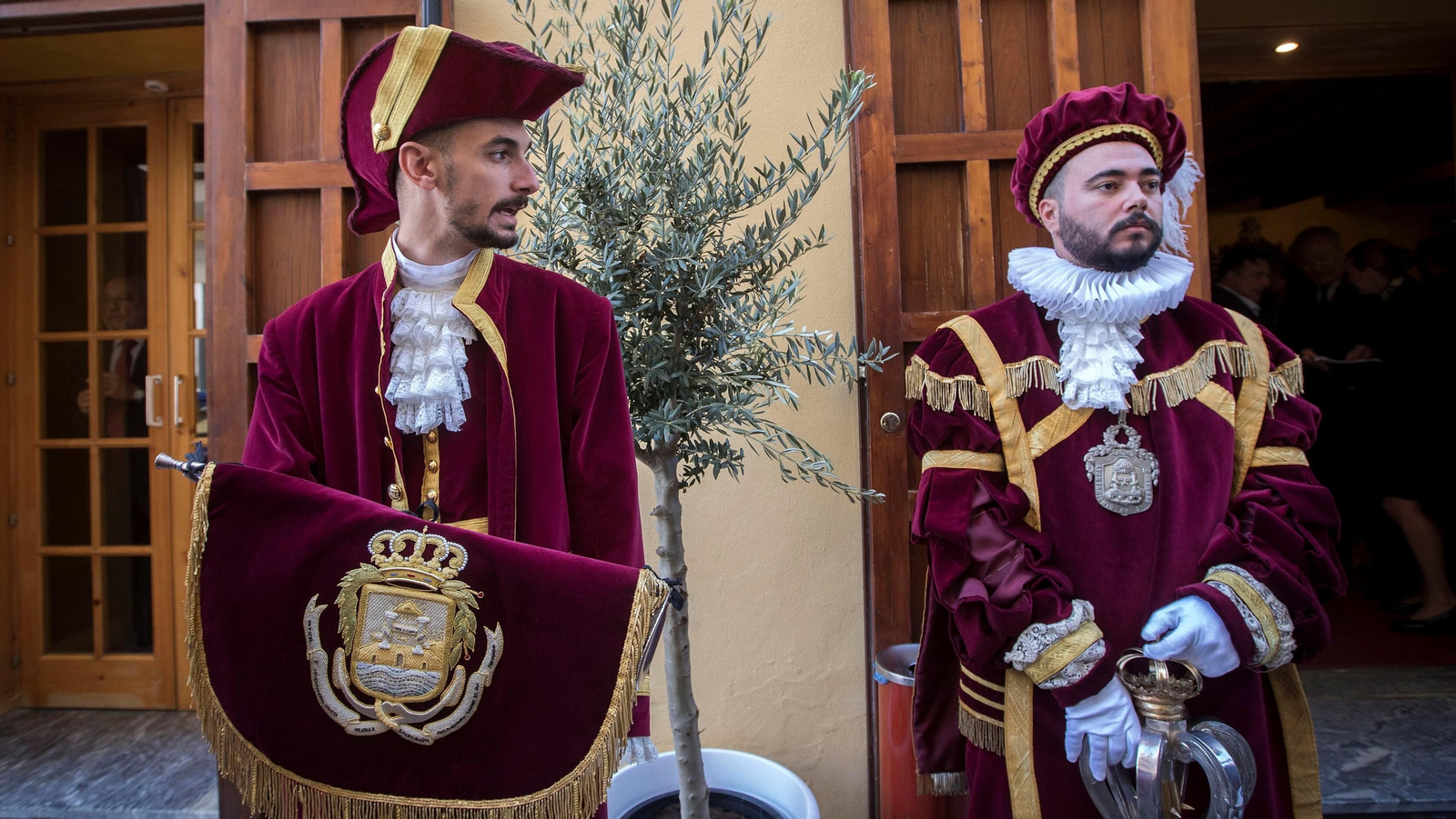 Maceros del Ayuntamiento de San Fernando a las puertas del Teatro de las Cortes, en un 24 de Septiembre anterior.