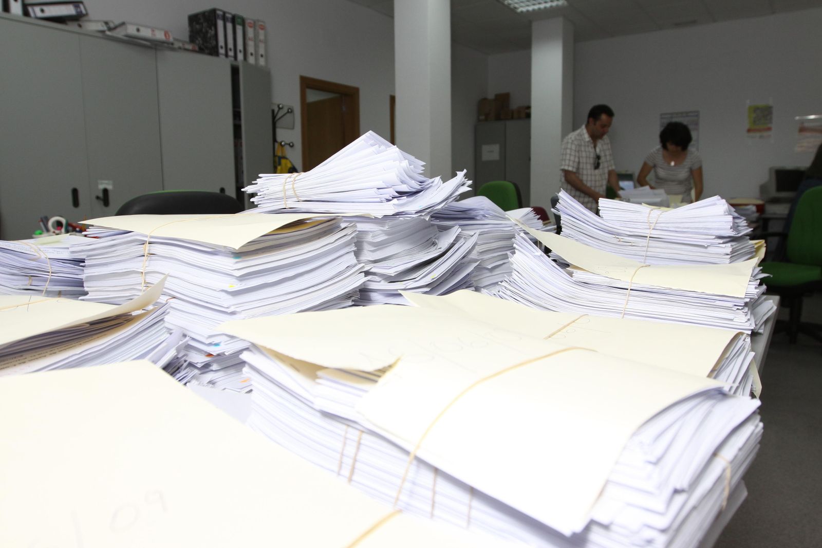 Expedientes judiciales apilados en un juzgado.