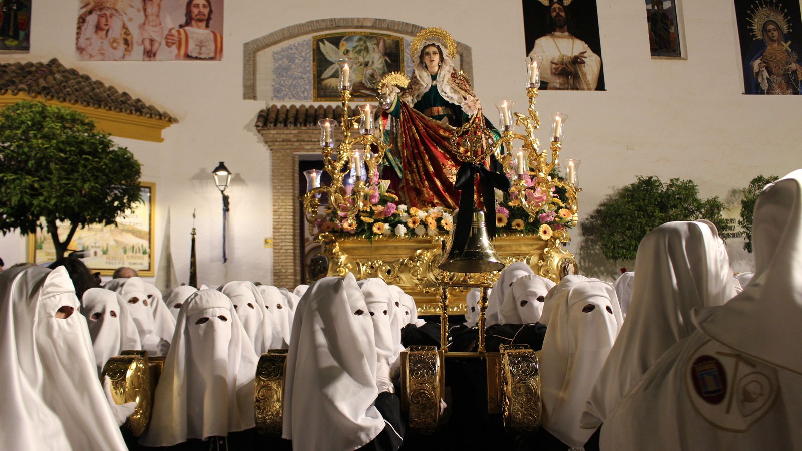 Un centenar de mujeres porta el trono de Santa Marta.