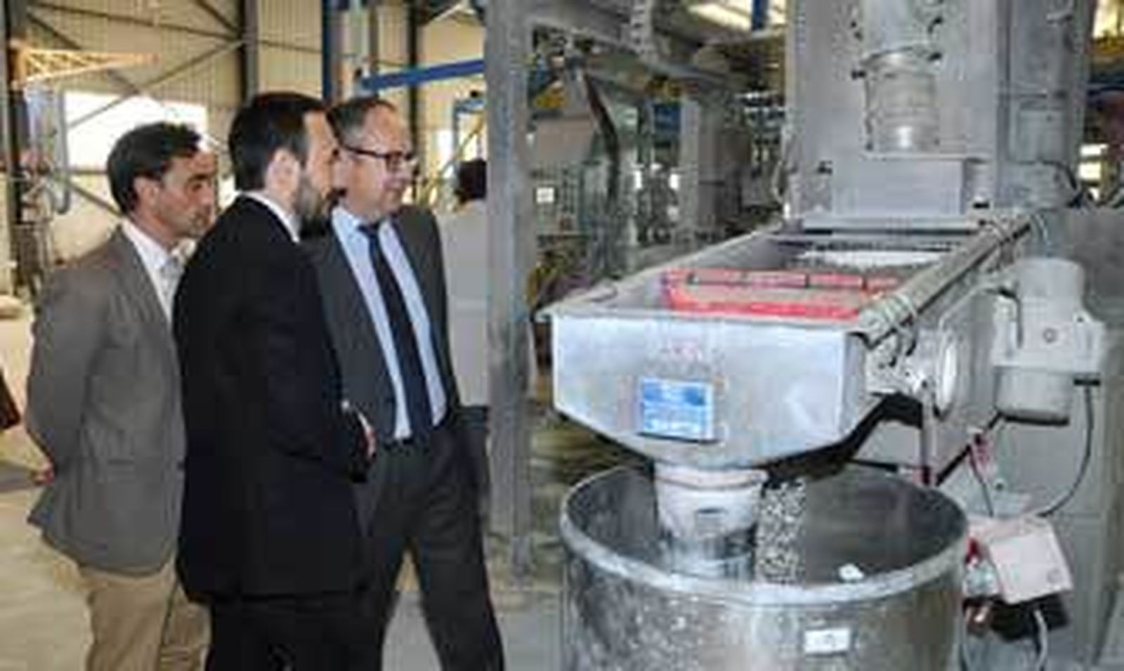 López Gil y el resto de representantes de la Junta, ayer en su visita a una de las empresas de Tecnobahía.