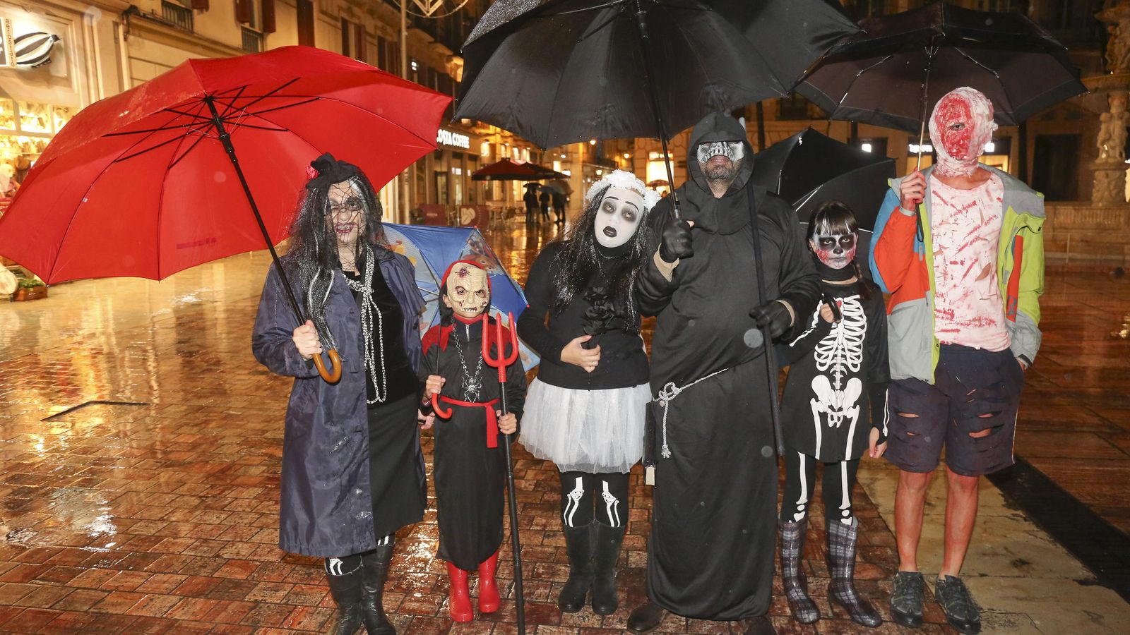 La familia Rodríguez, ayer en la plaza de la Costitución.
