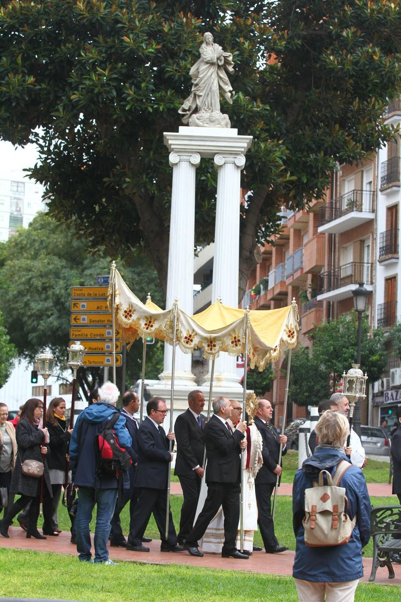 Procesión Solemne  de la Hermandad de La Vera Cruz, con el Santísimo Sacramento.
