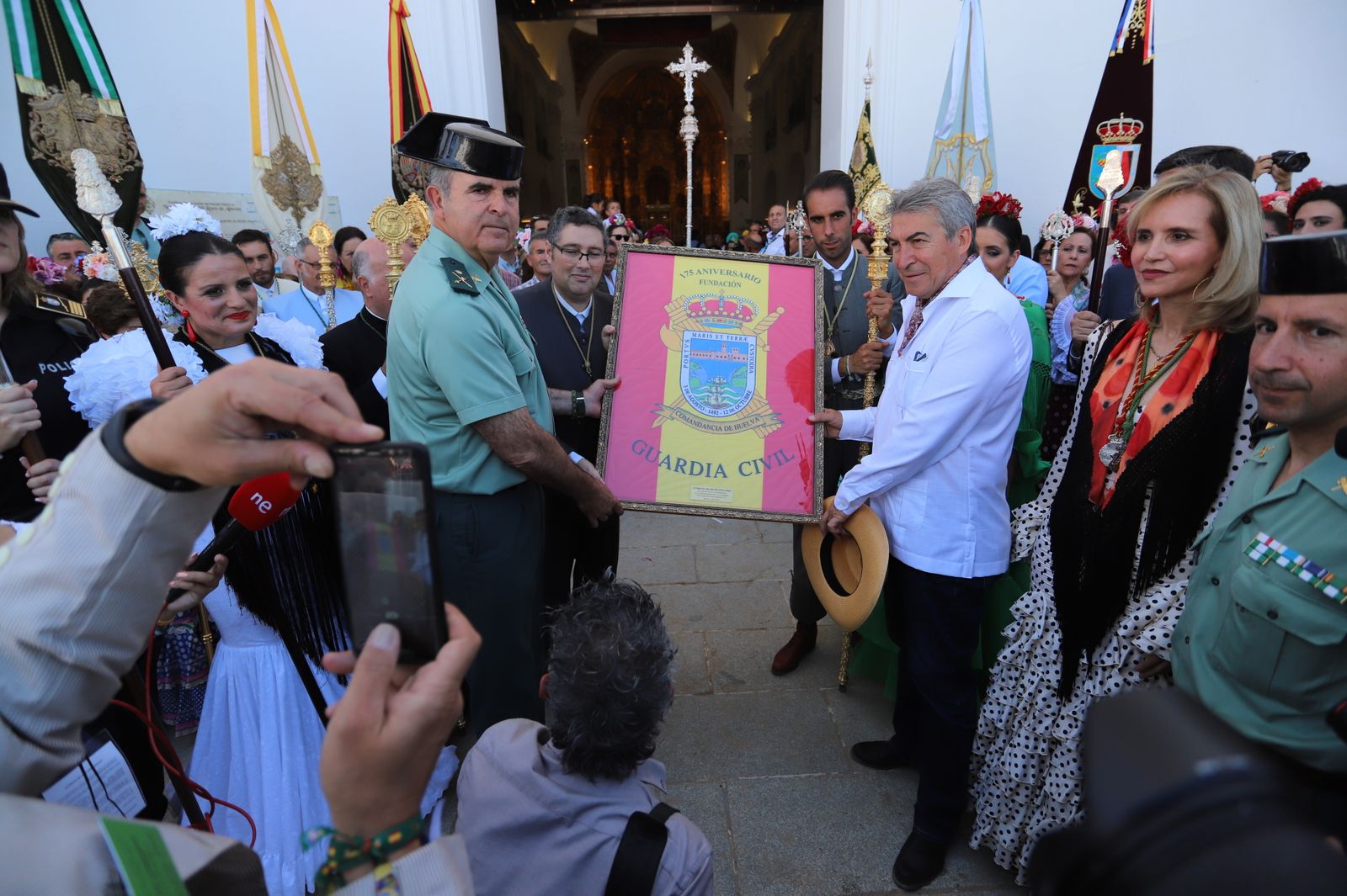 Imágenes del desfile del 175 aniversario de la Guardia Civil en El Rocío