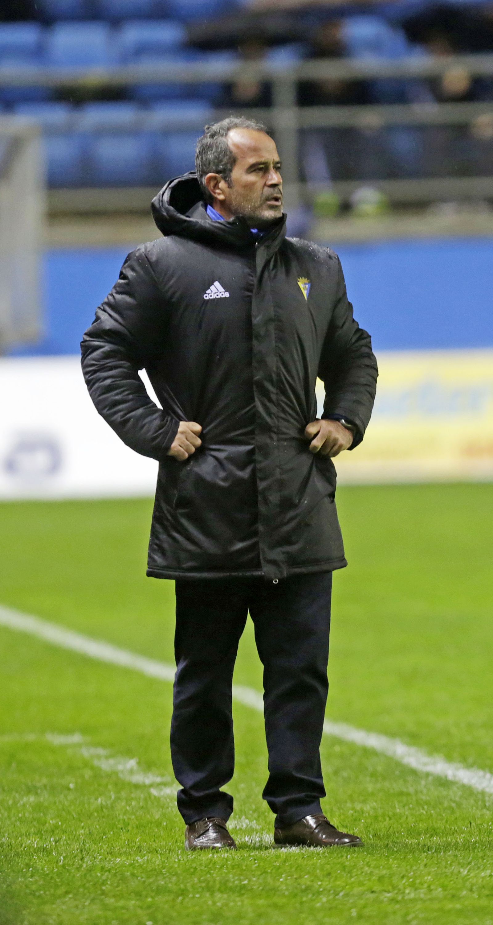 Álvaro Cervera sigue el partido de pie en la banda.