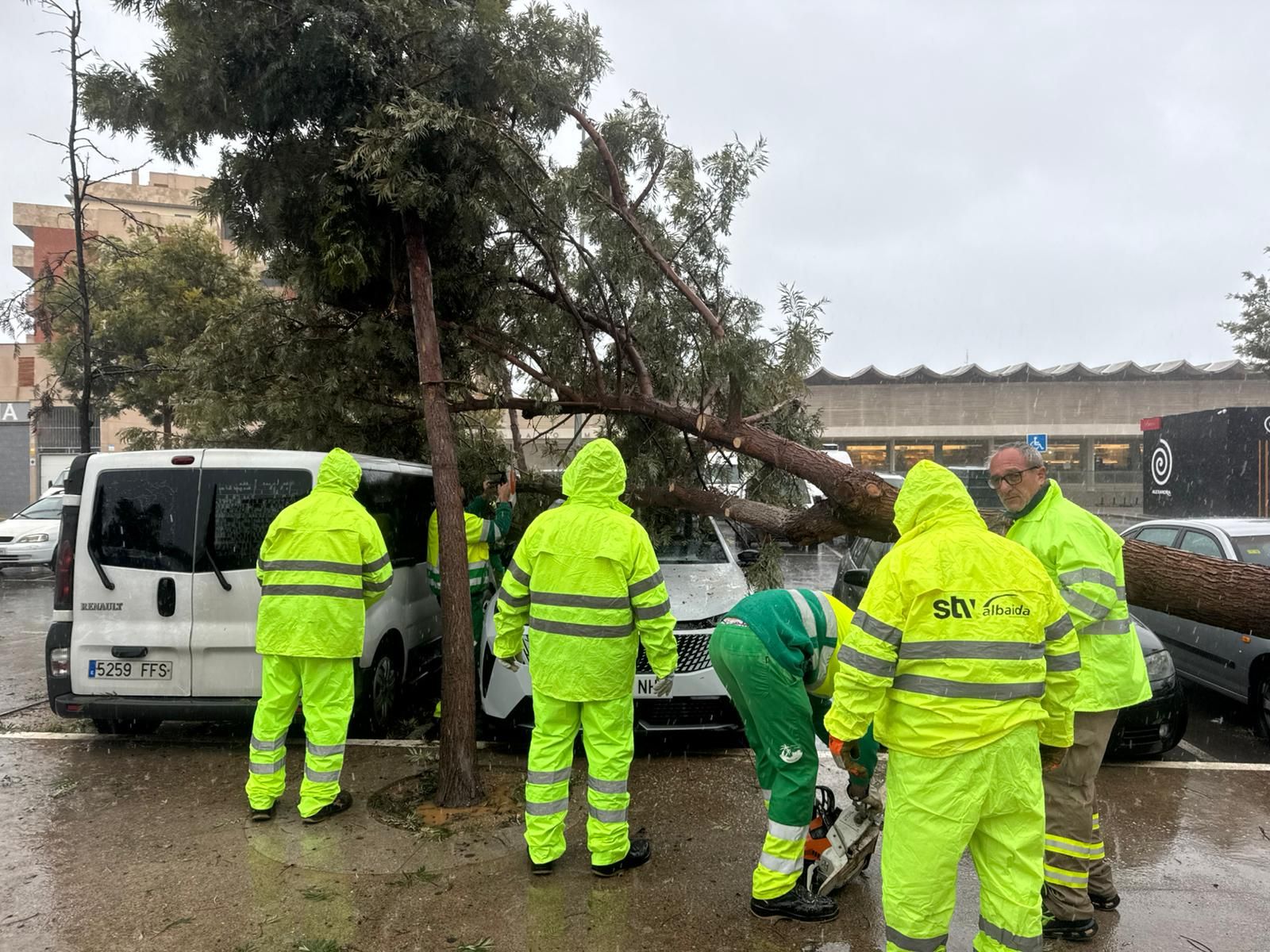 Las labores de los servicios de emergencia de Roquetas solventan los destrozos de la borrasca Kristin, en imágenes