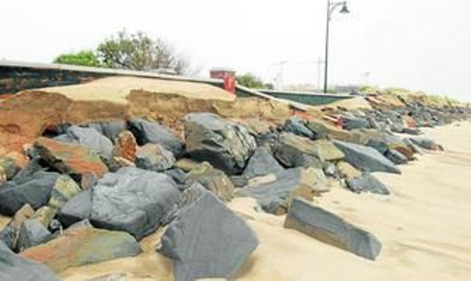 Desperfectos causados en la playa de Isla Canela por un temporal de lluvia y viento el año pasado.