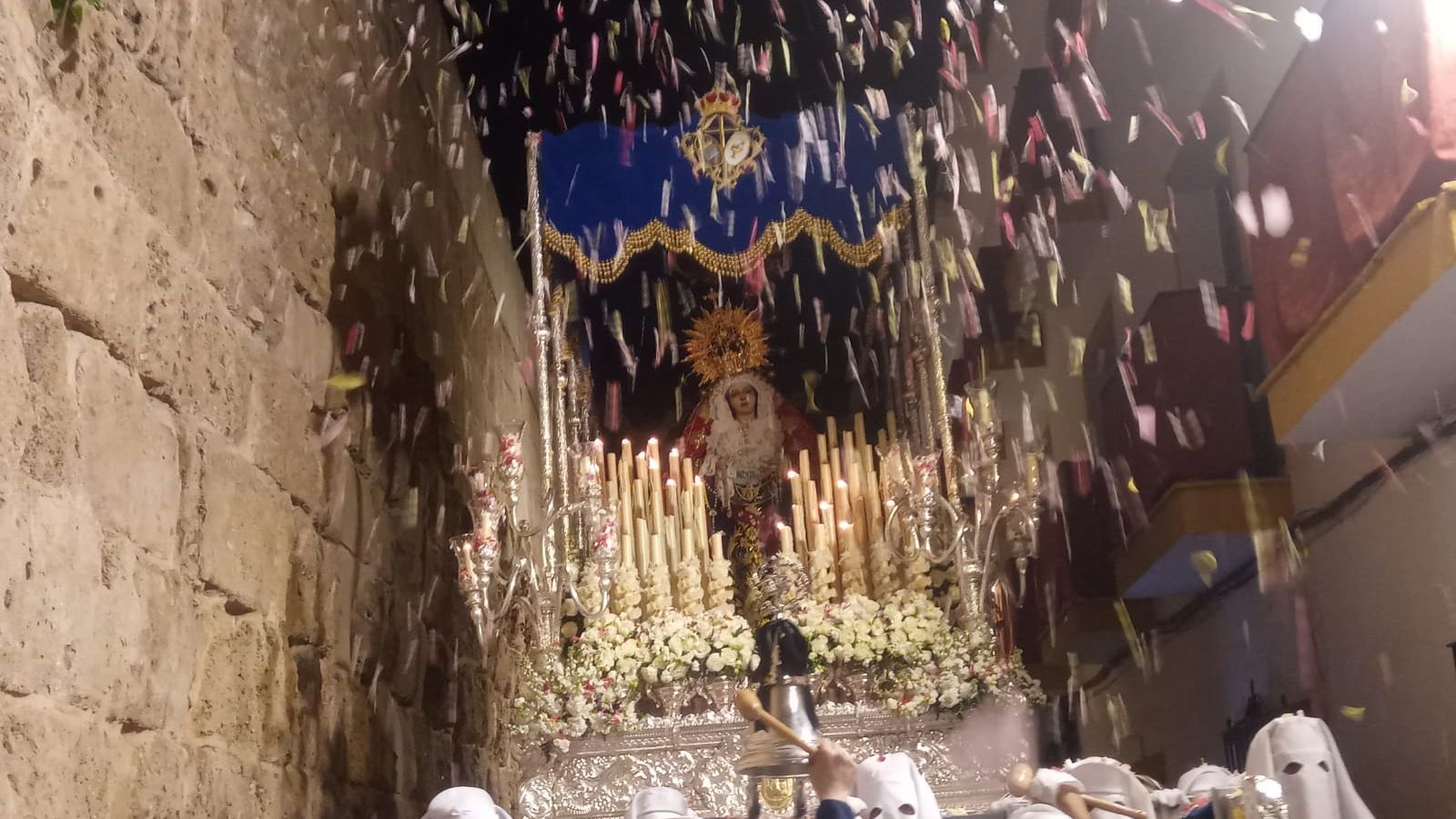 Petalada a la Virgen de la Encarnación.