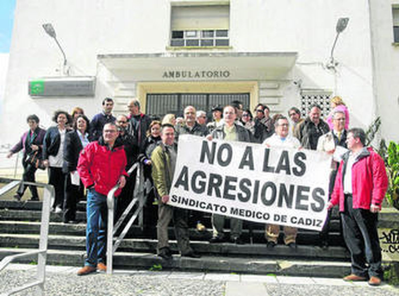 Miembros del sindicato de médicos manifestándose contra las agresiones a las puertas de un centro de salud.