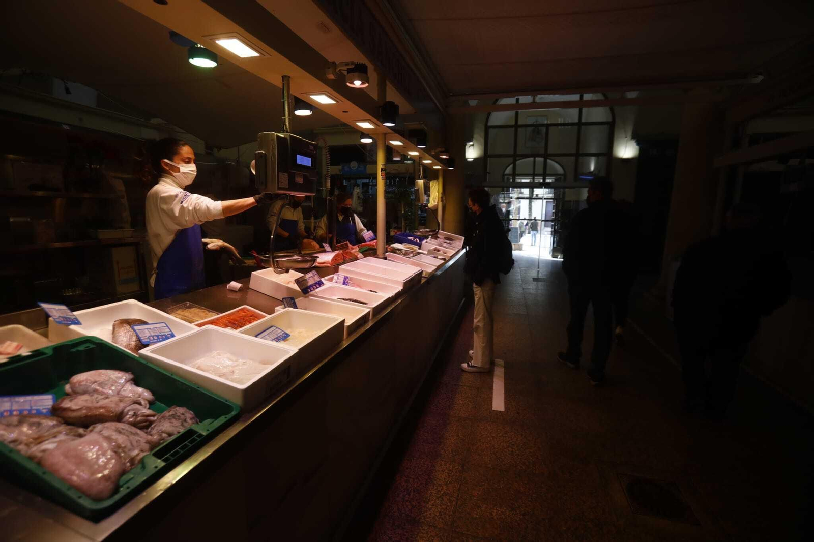 Una pescadería del mercado de la Corredera.