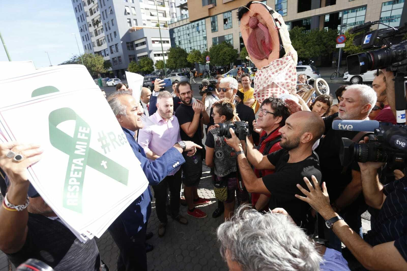 Uno de los momentos de más crsipación en la concentración antes del juicio