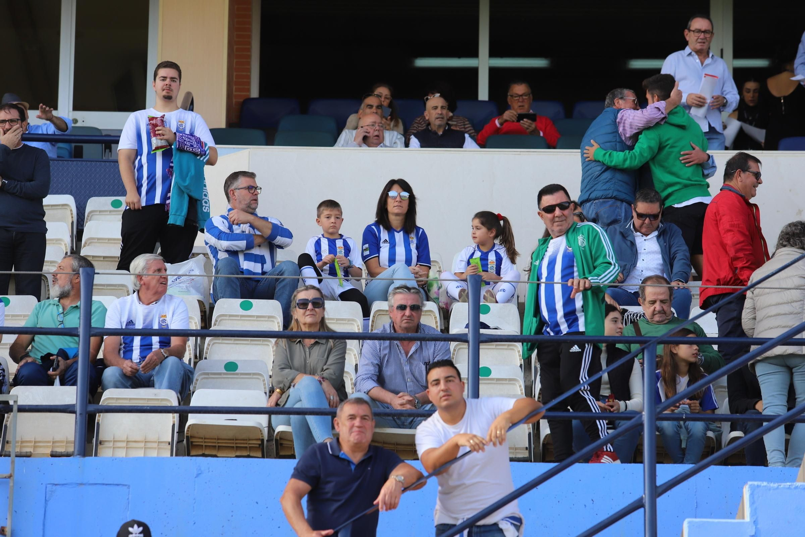 Imágenes del gran ambiente en el Nuevo Colombino para ver el  Recre-Burgos