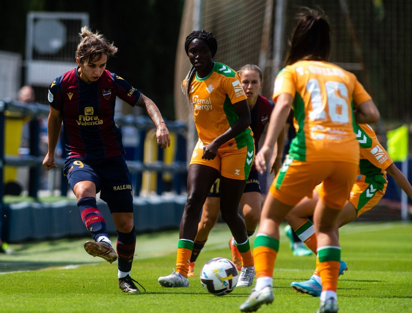 Las jugadoras del Betis Féminas presionan a la levantinista Andonova.