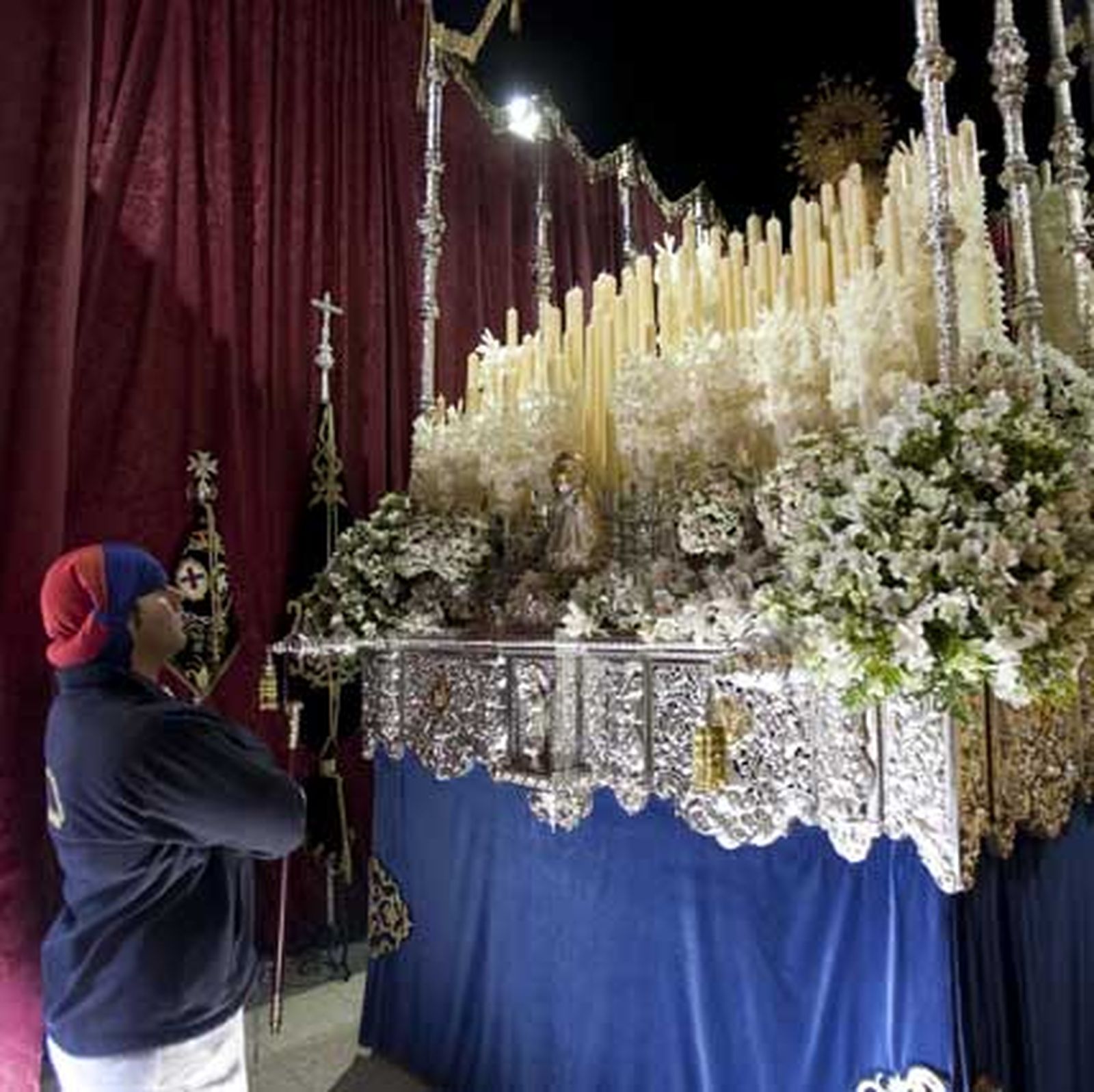 Un costalero contempla a la Virgen del Rosario en el interior del templo.

Foto: Jaime Martínez