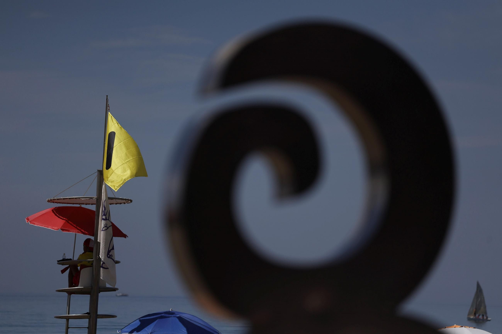 Una torre de vigilancia en la playa de El Dedo, en El Palo.