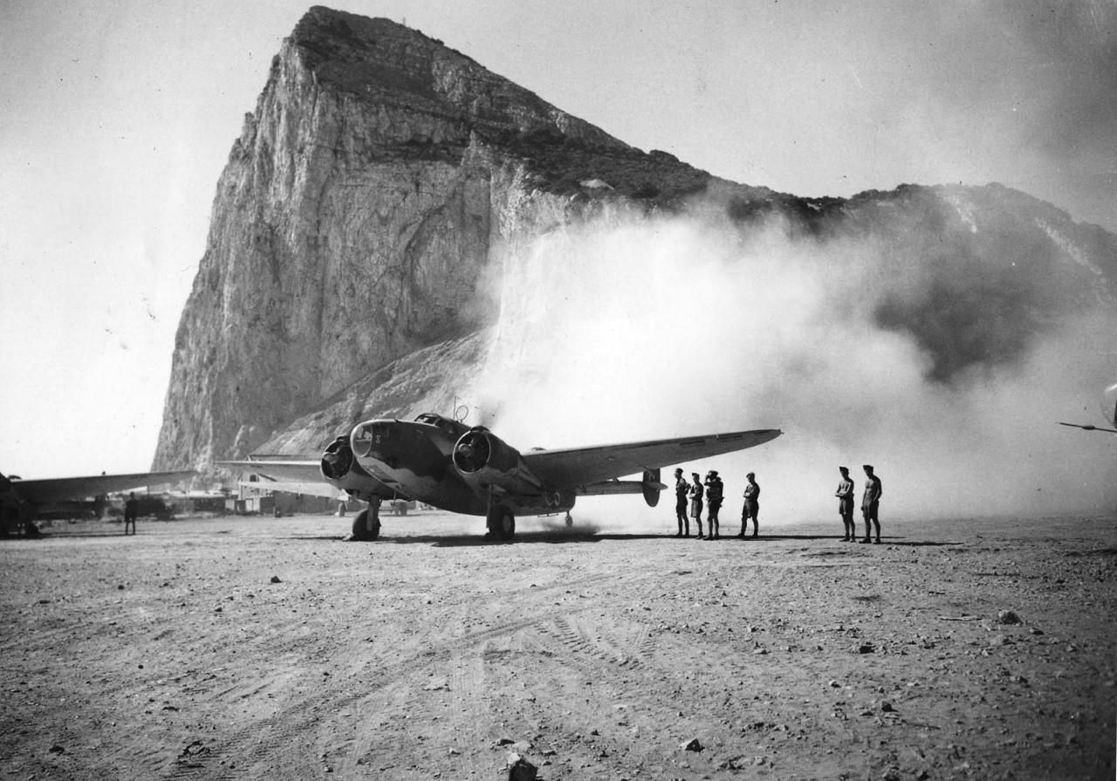 Un avión en el aeródromo de Gibraltar durante la Segunda Guerra Mundial.