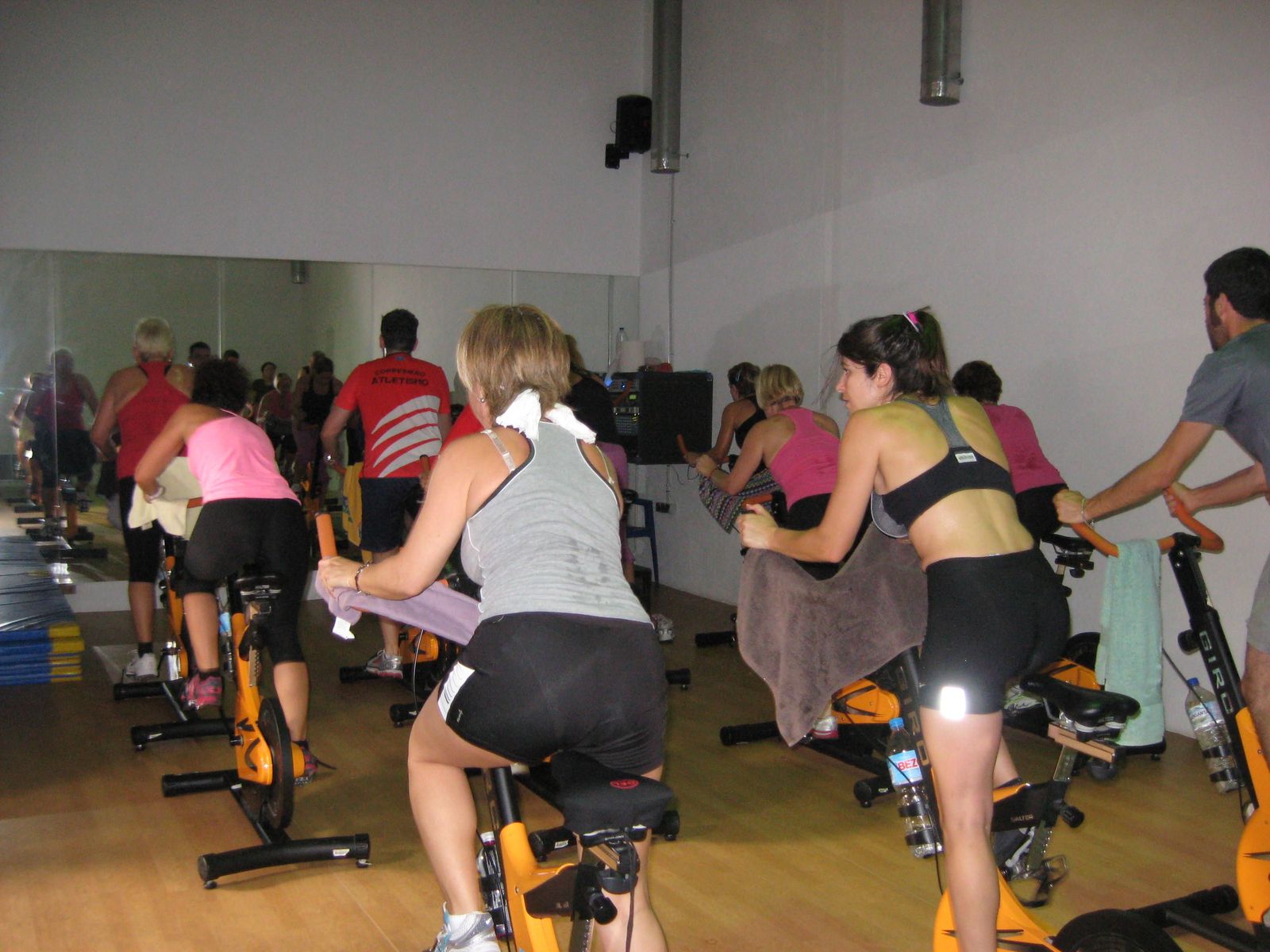 Una clase de ciclo indoor.