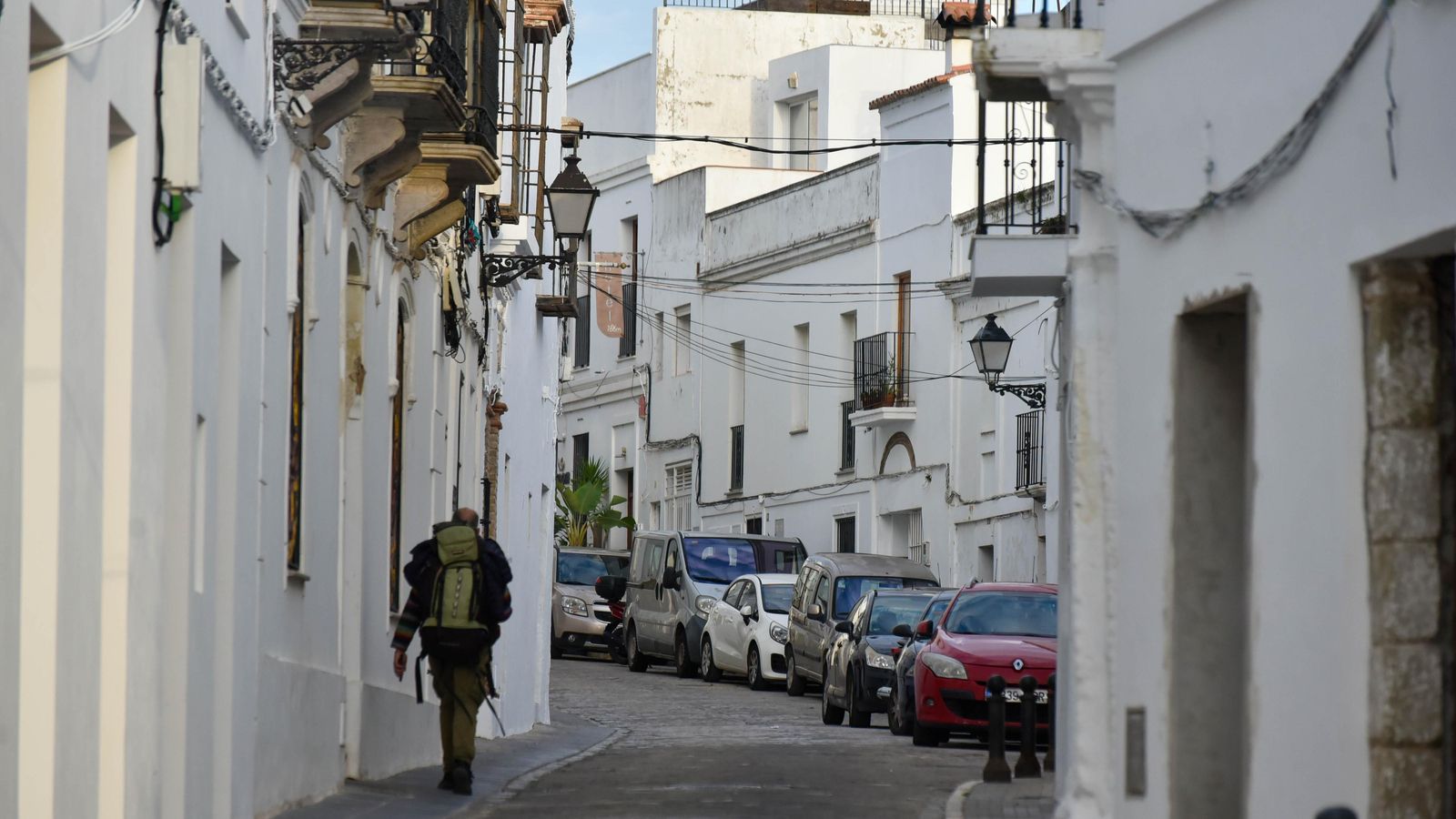 Un hombre por las calles de Tarifa