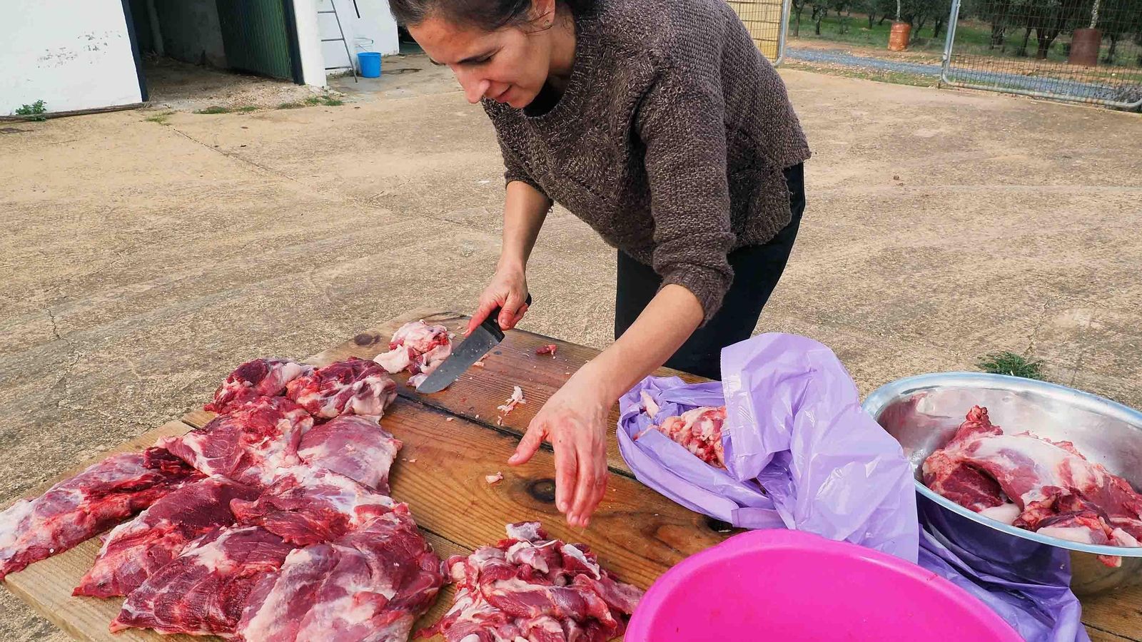 Labor de preparación de la carne tras el sacrificio de los animales