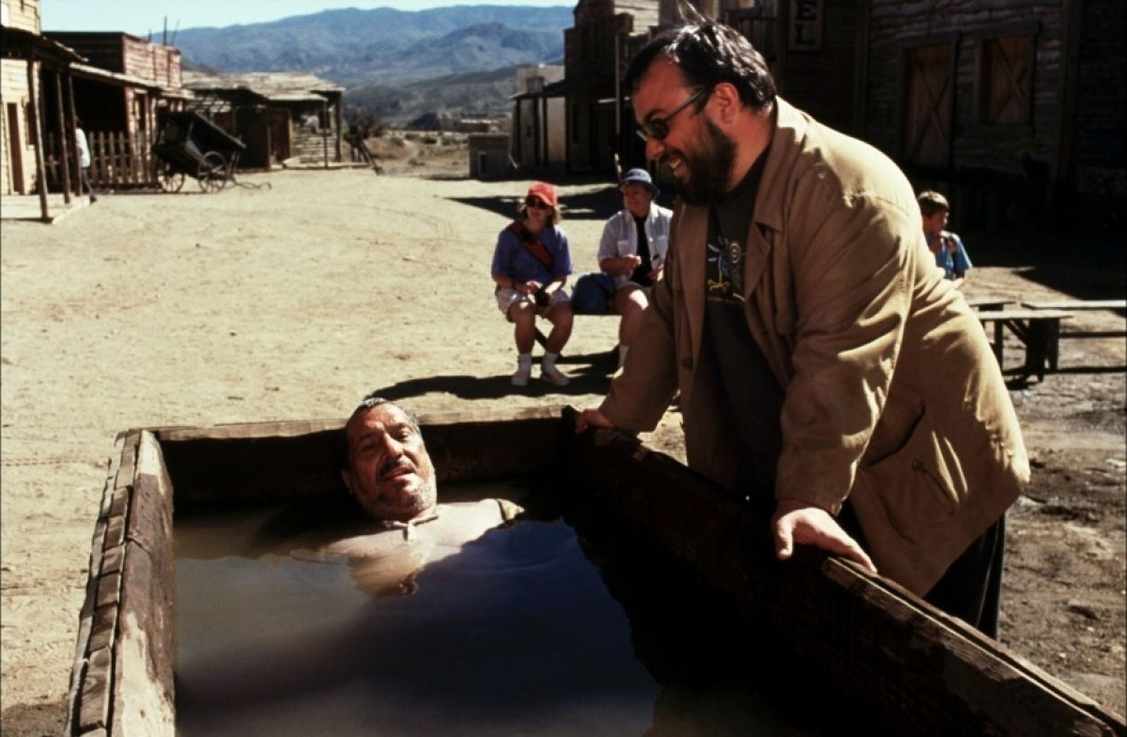 Alex de la Iglesia con Sancho Gracia durante el rodaje de '800 balas'.