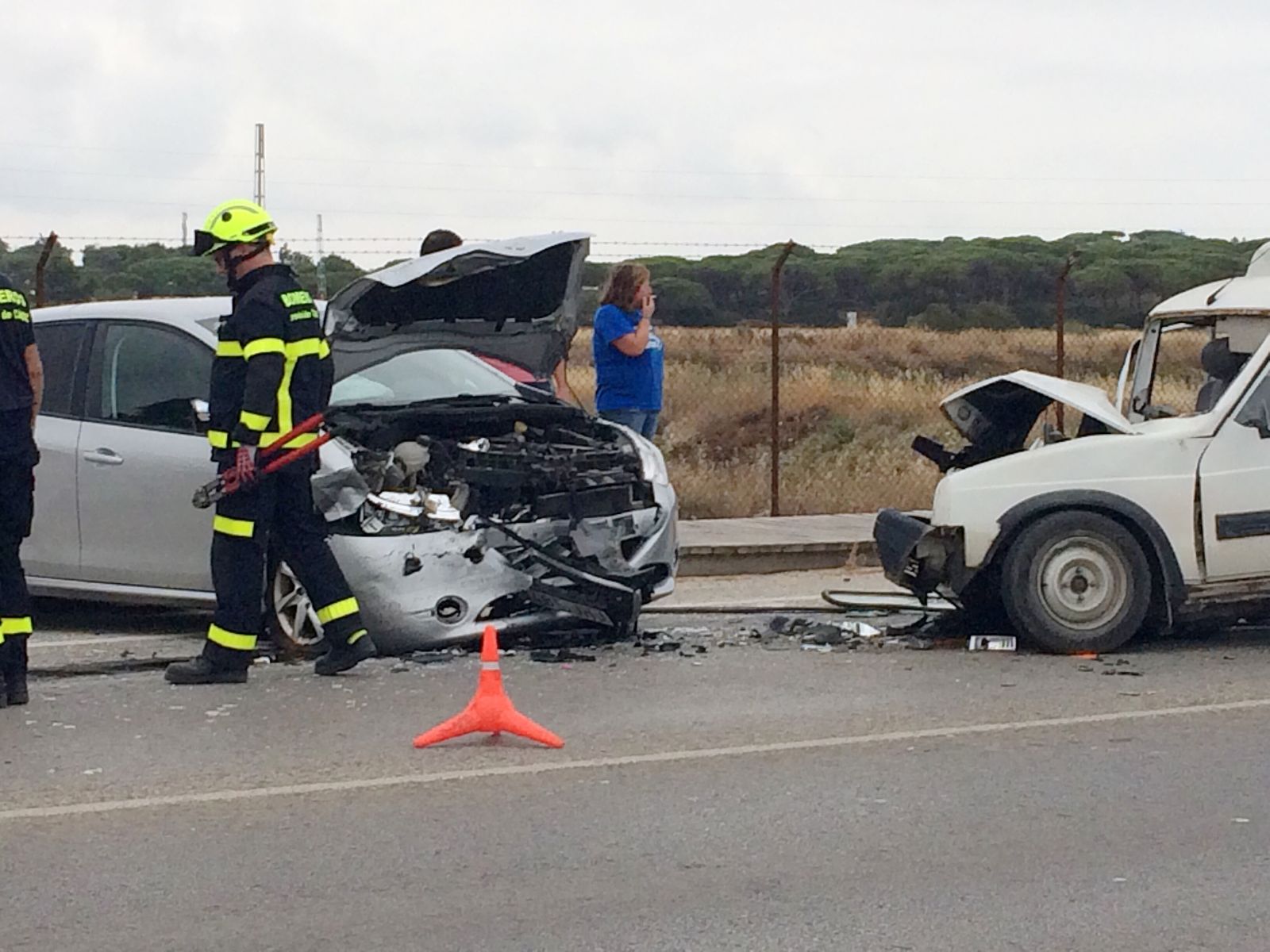 Estado en el que quedaron los dos vehículos tras el accidente junto al río Carrajolilla.