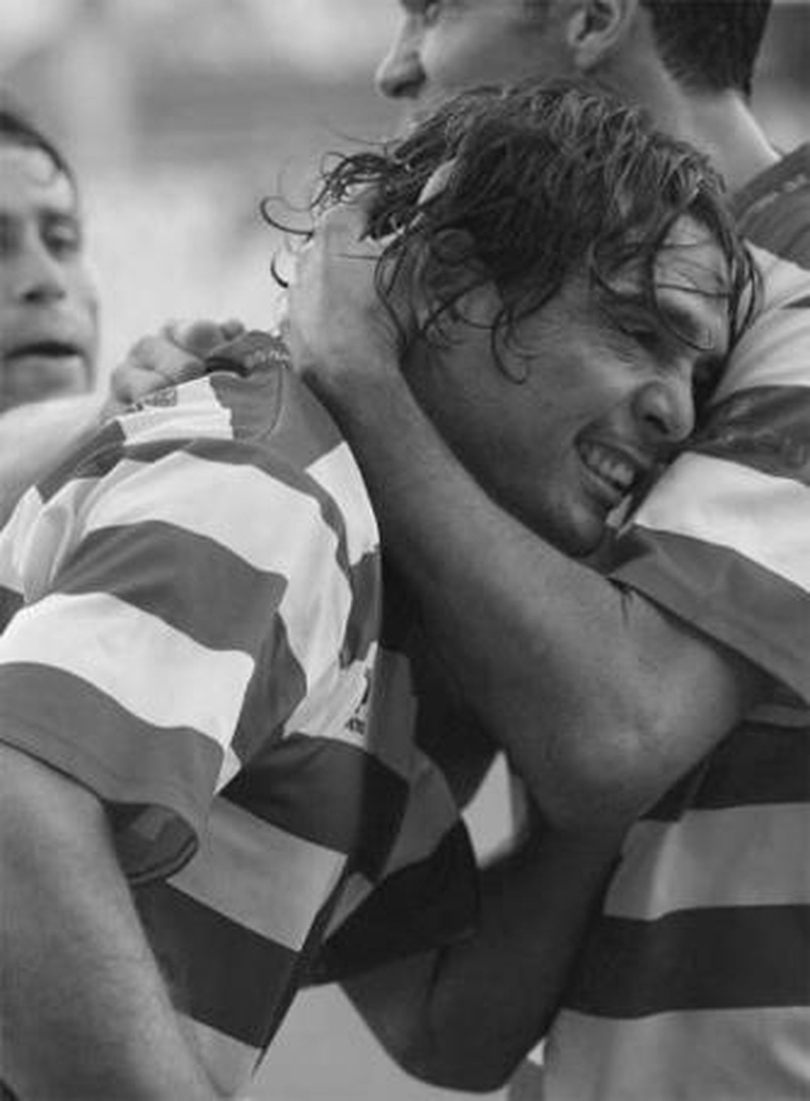 Bordi, abrazado por Suárez tras el gol que le marcó al Talavera.