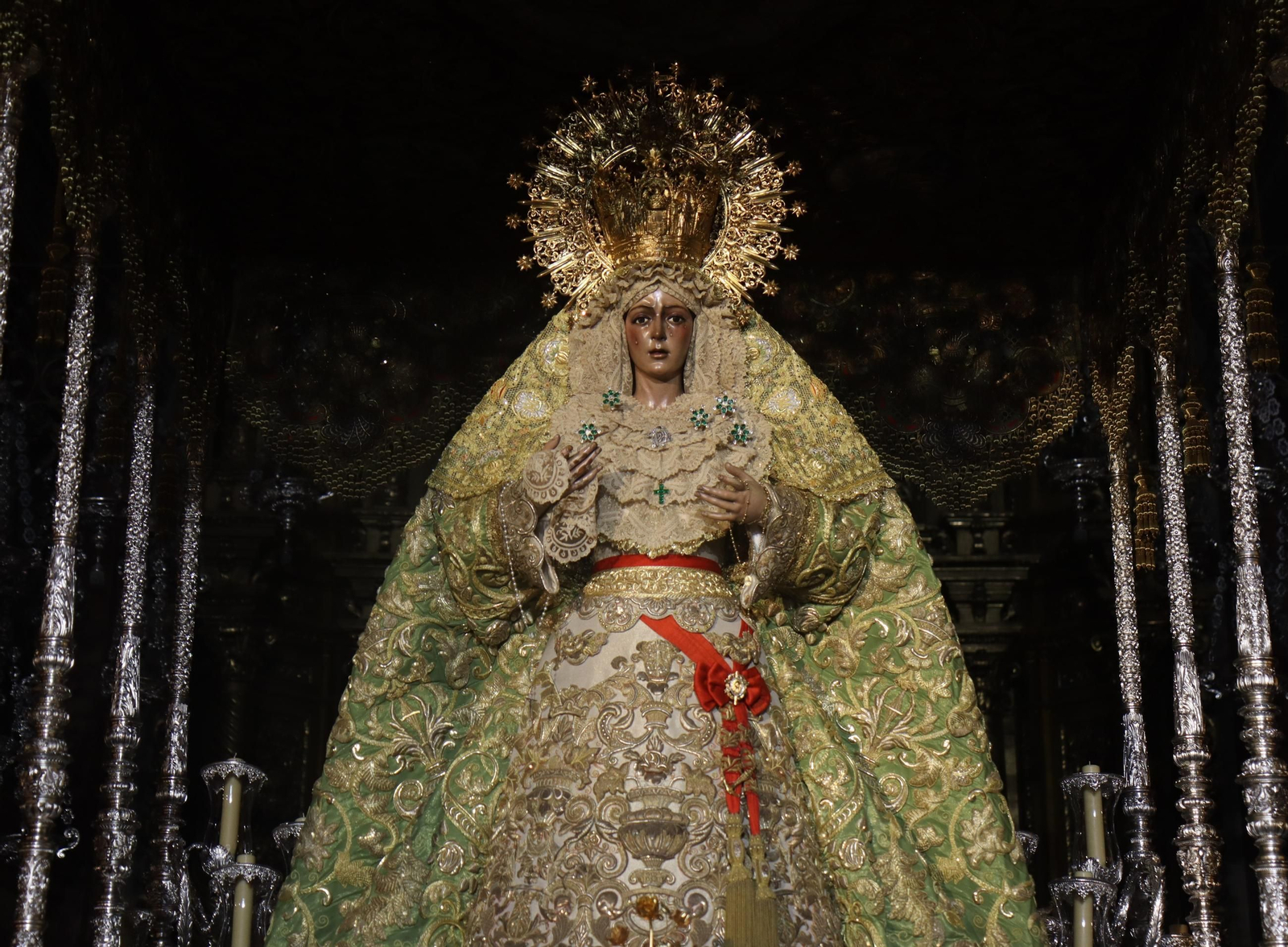 Sevilla acaricia la Semana Santa en un Domingo de Pasión lleno de cultos