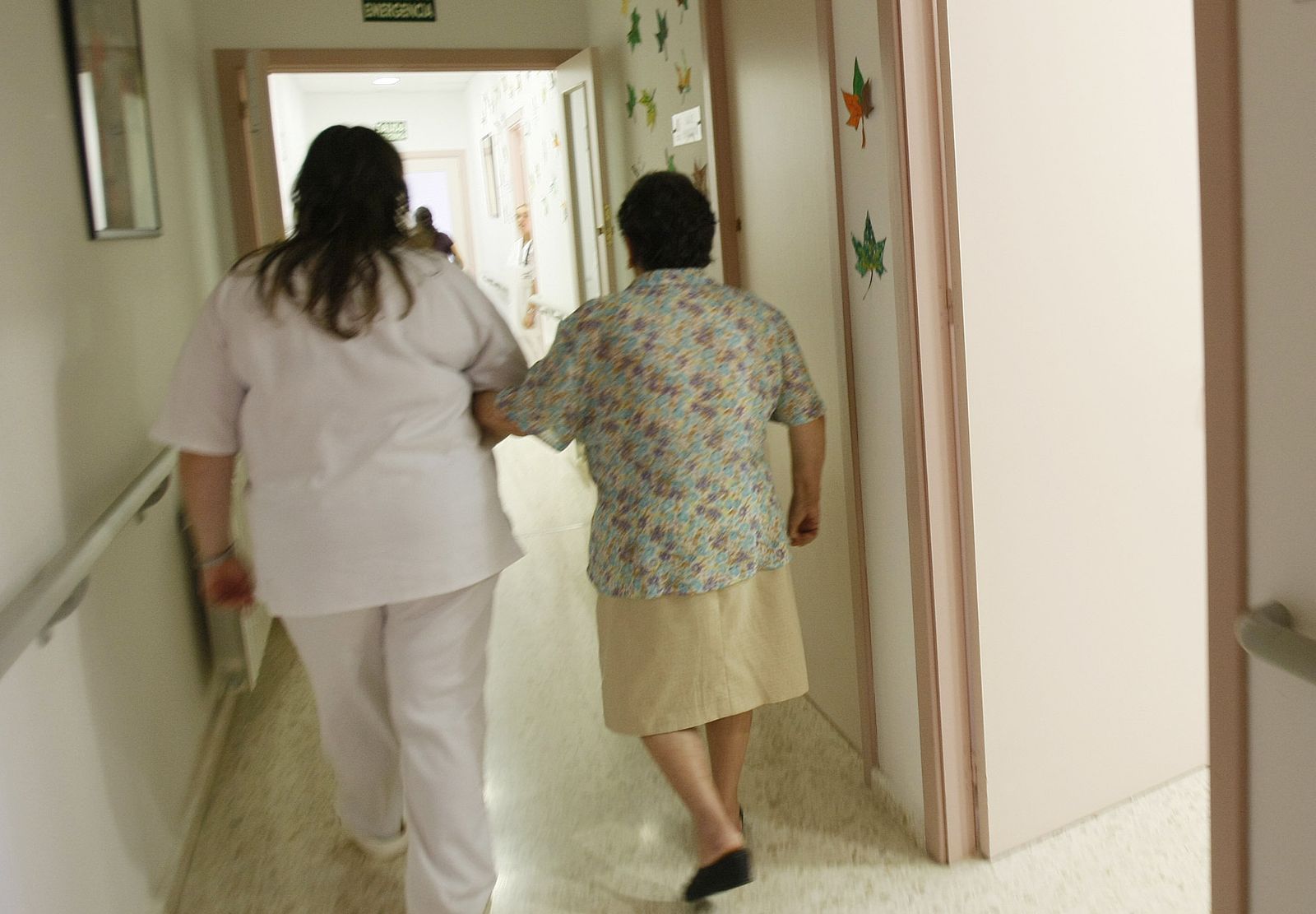 Una mujer es ayudada por una profesional del servicio de ayuda a la Dependencia.