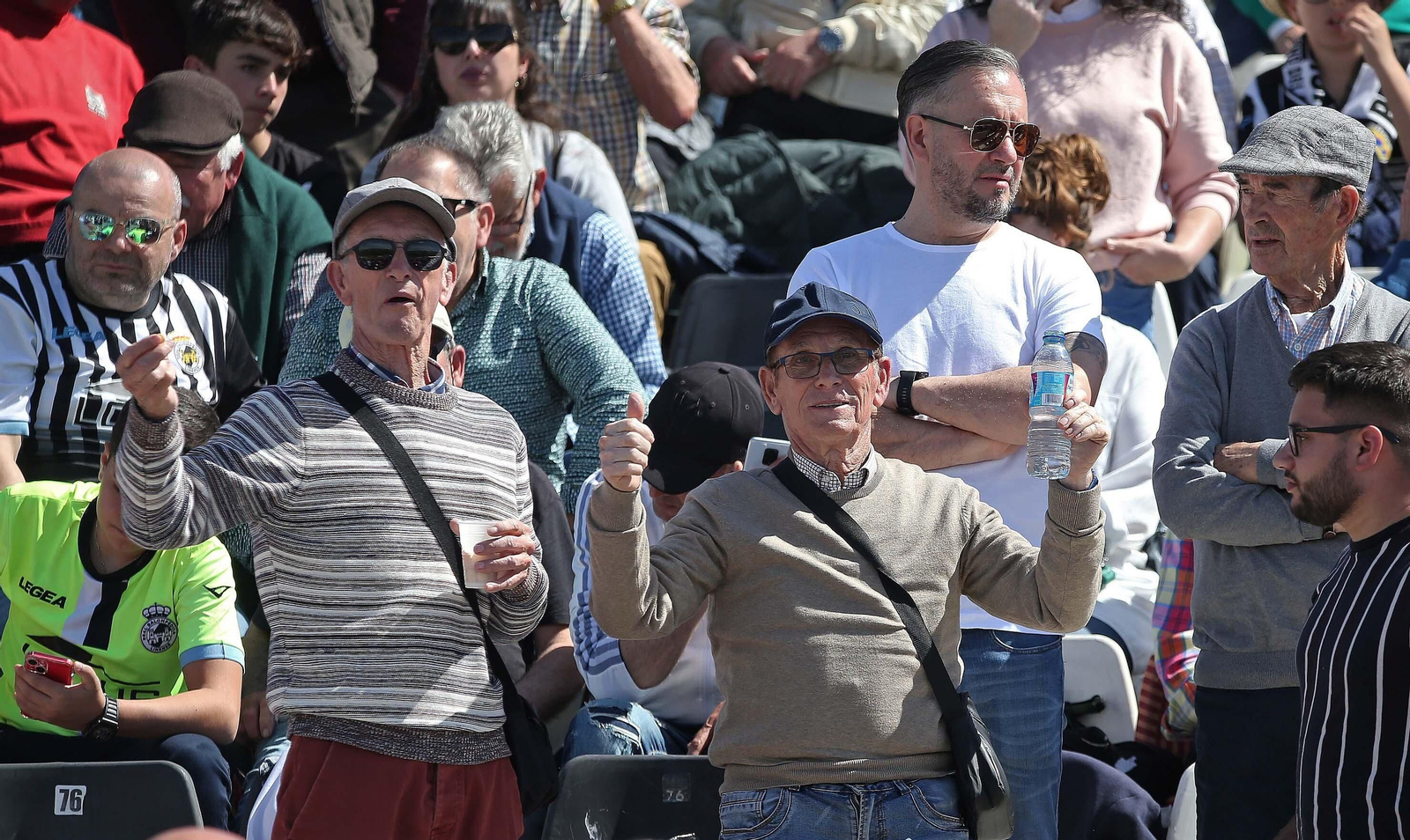Fotos de la afición durante el Balona - Badajoz en el estadio municipal de La Línea