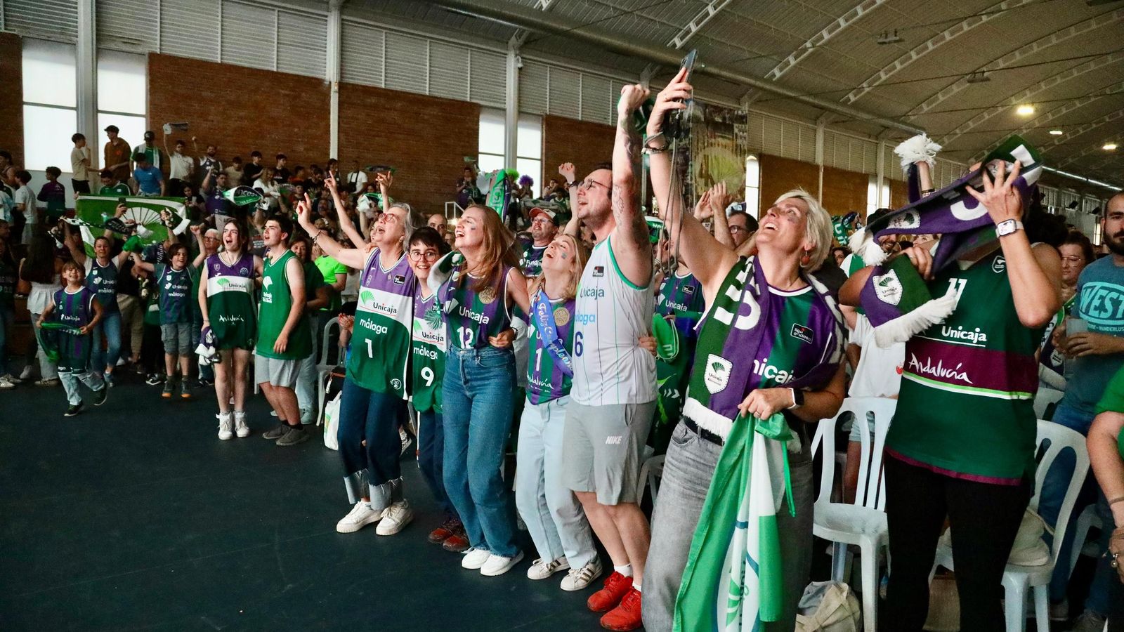 La locura en Los Guindos: ¡Búscate durante la final de BCL del Unicaja!