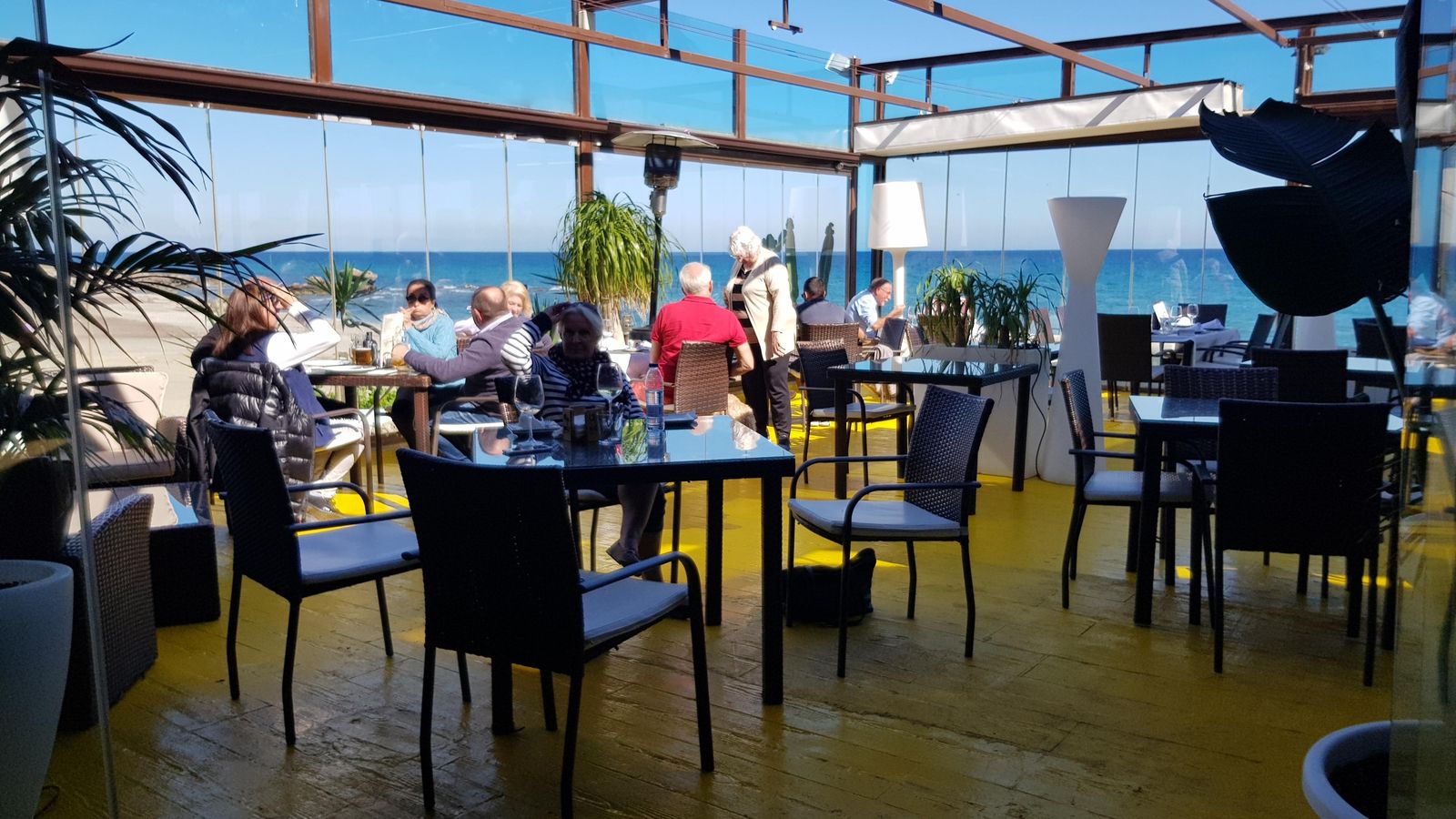Clientes en la zona de restaurante de Maui Beach este lunes.