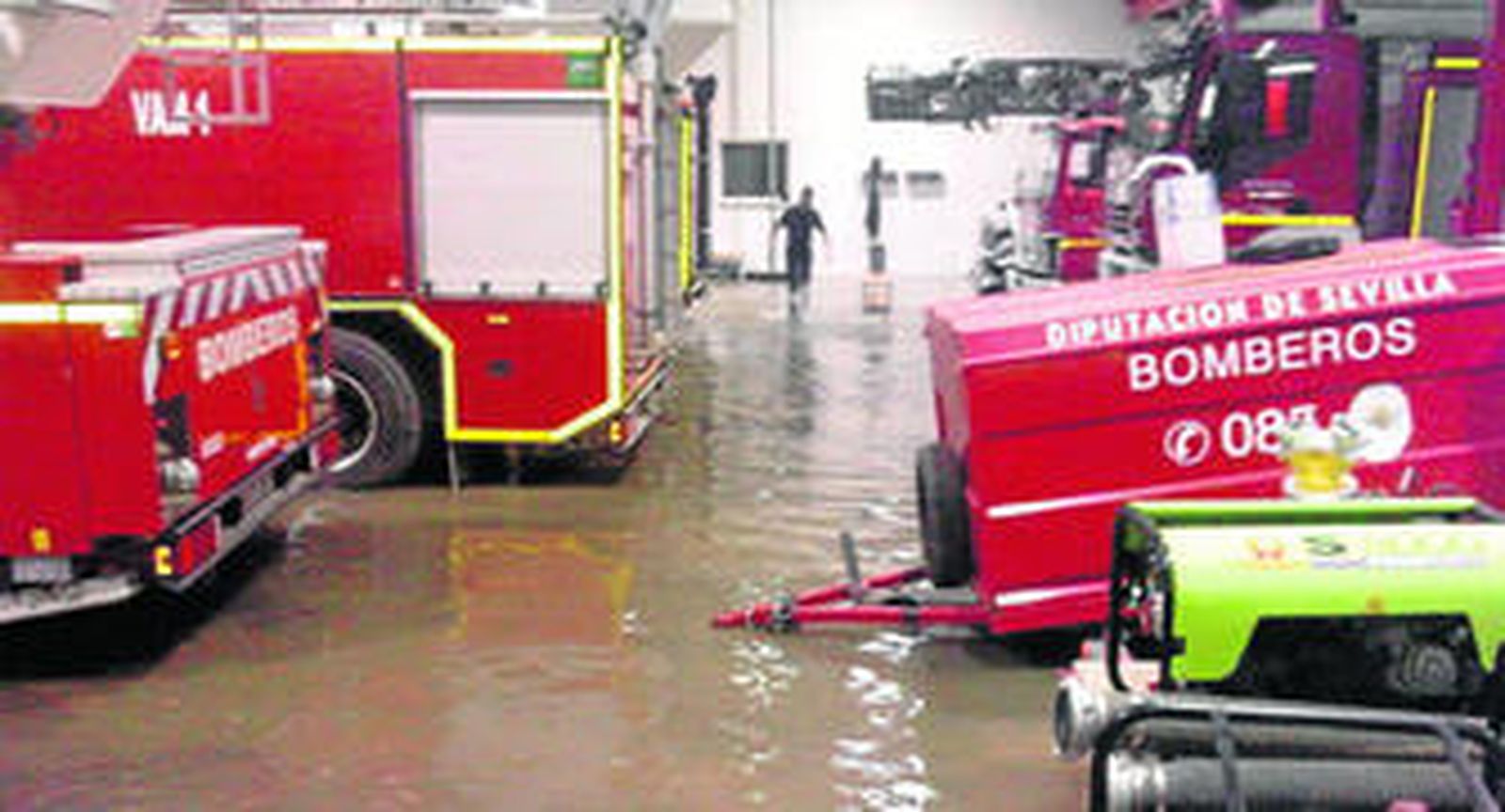 Estado del parque central de Bomberos de Sanlúcar la Mayor tras las lluvias del pasado martes.
