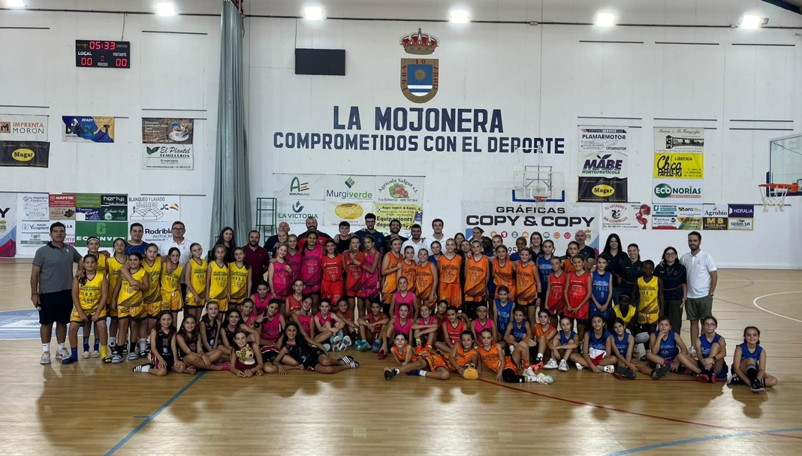 Foto de familia en esta cuarta edición del torneo nacional de minibasket femenino.