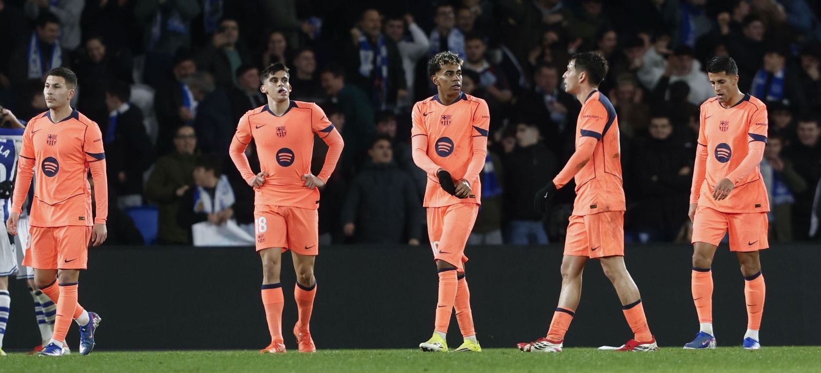 Los jugadores del Barcelona se preguntan por la derrota al finalizar el partido.