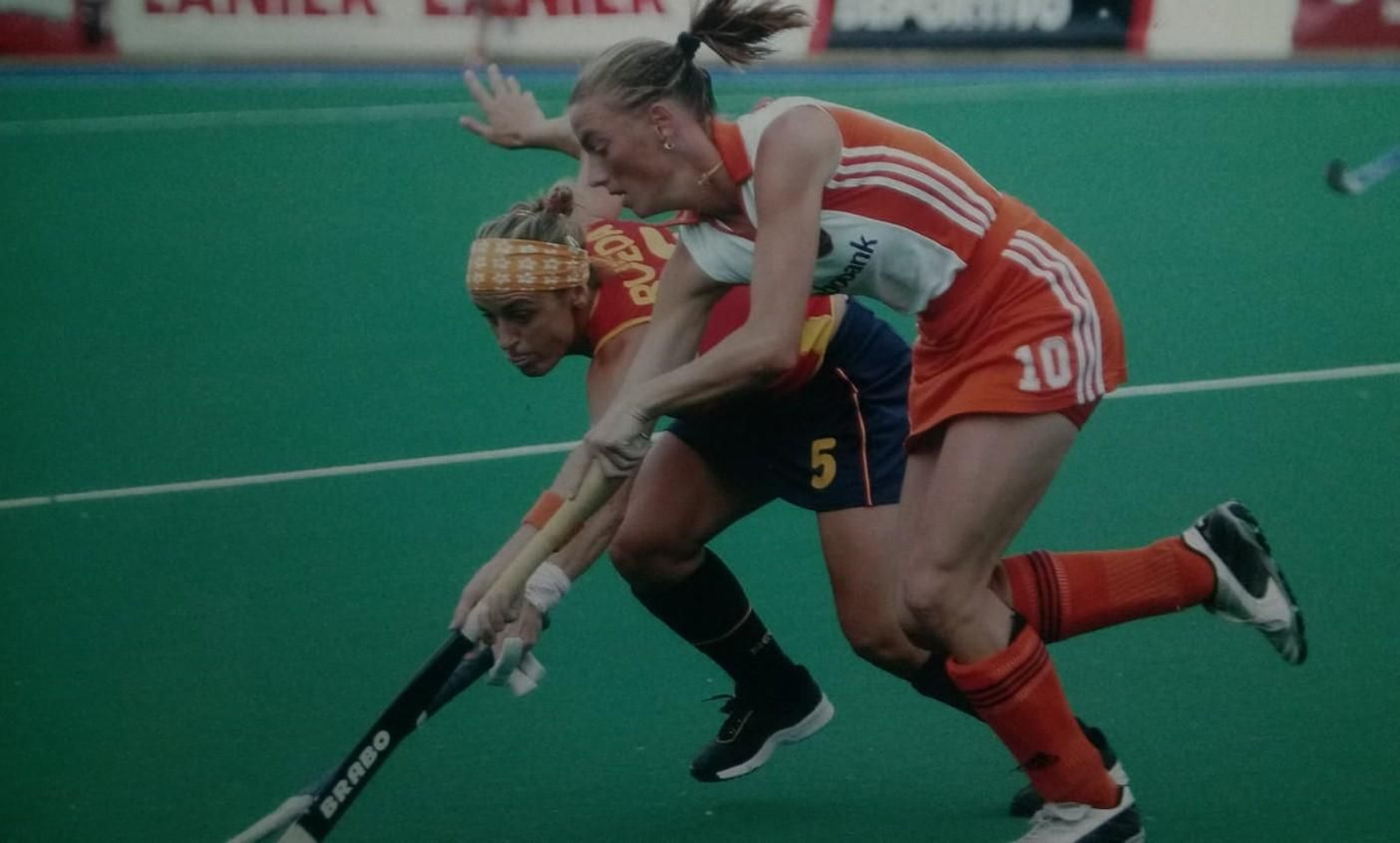 Mónica Rueda defiende una acción de un rival holandesa.