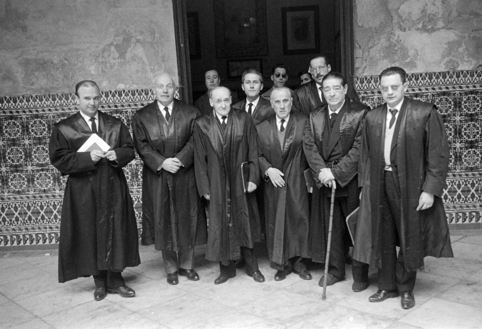 Los letrados de los acusados esperan para entrar a juicio