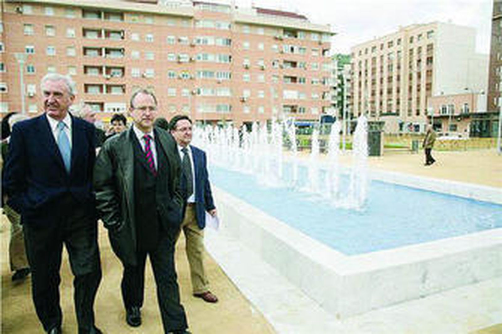 Los responsables municipales fueron los primeros en pasear por el remodelado jardín.