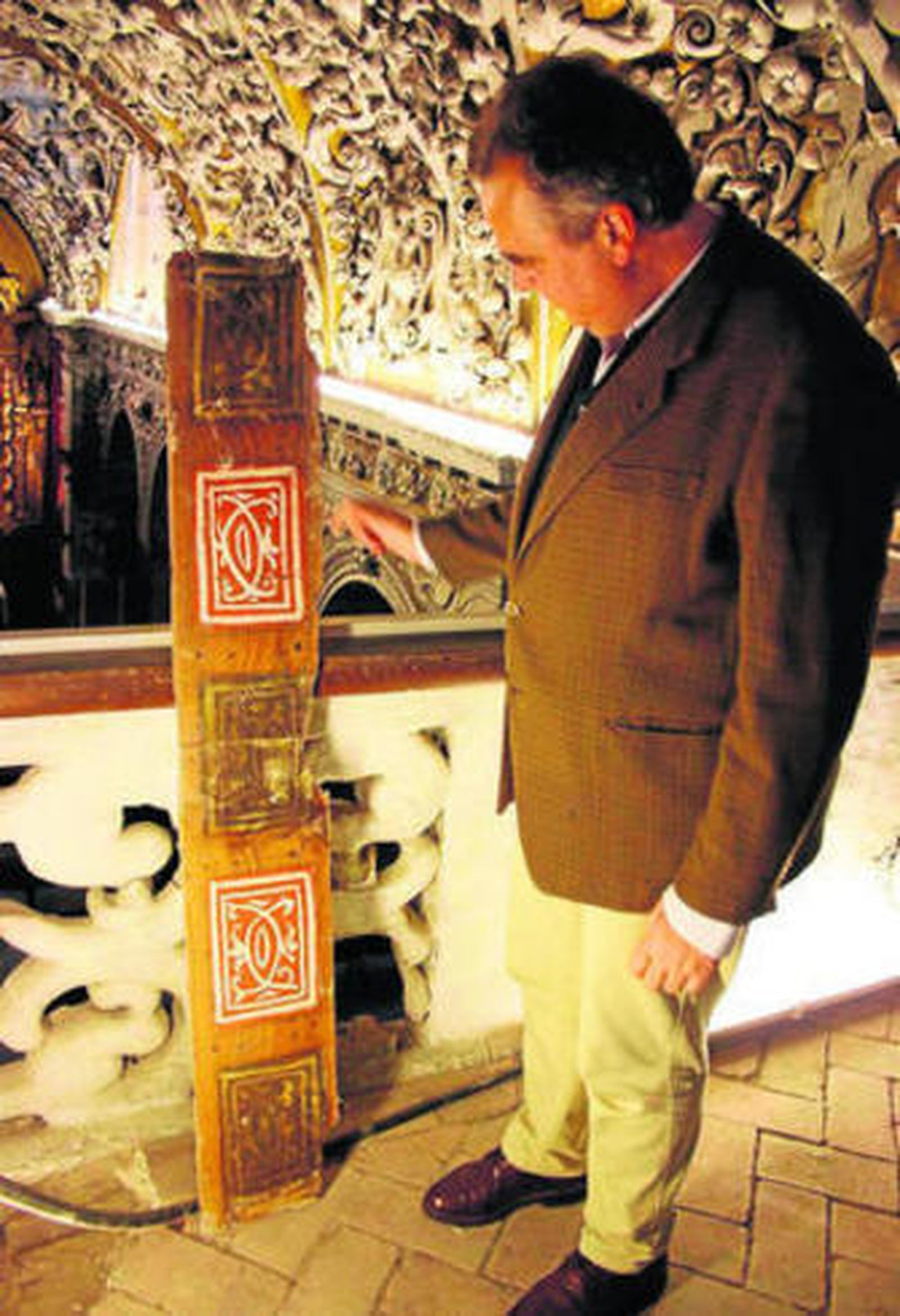 Óscar Gil-Delgado enseña uno de los restos del alfarje.