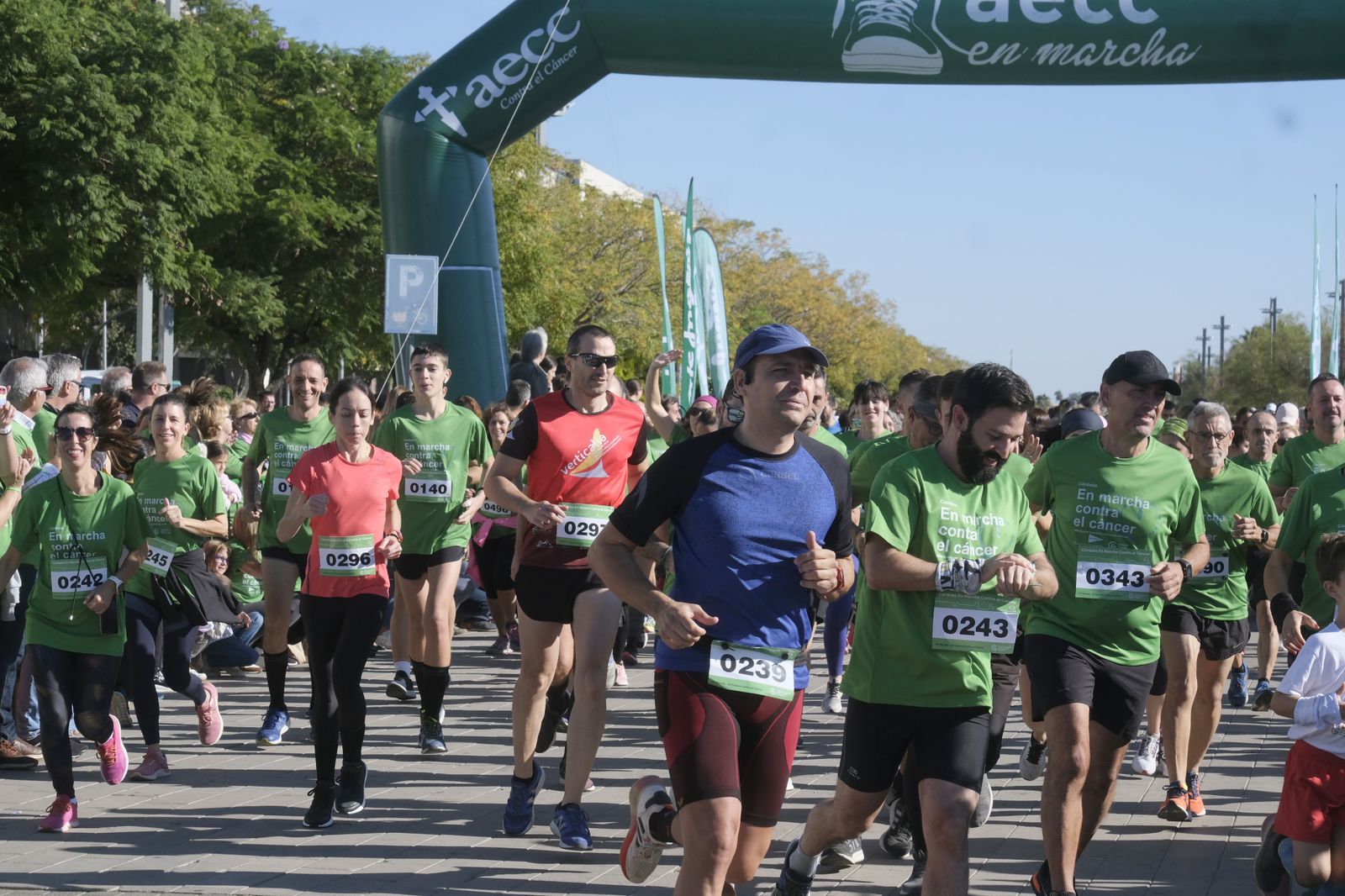 La Carrera por la Vida de la Asociación Española contra el Cáncer en Córdoba, en fotografías