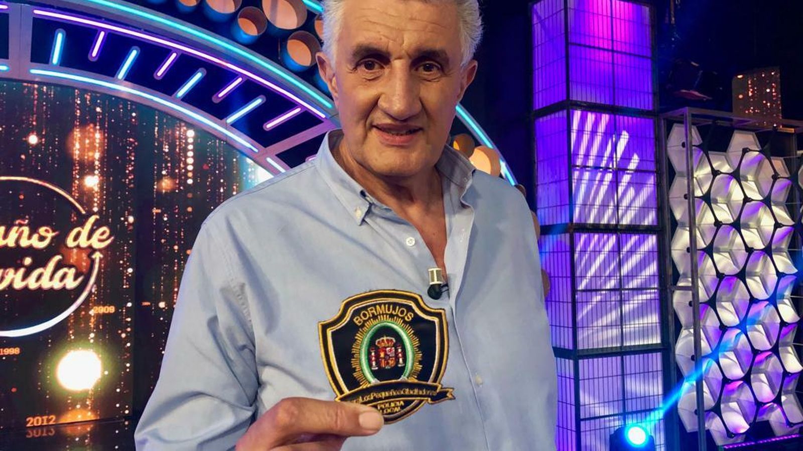 Fernando Romay con un escudo solidario.