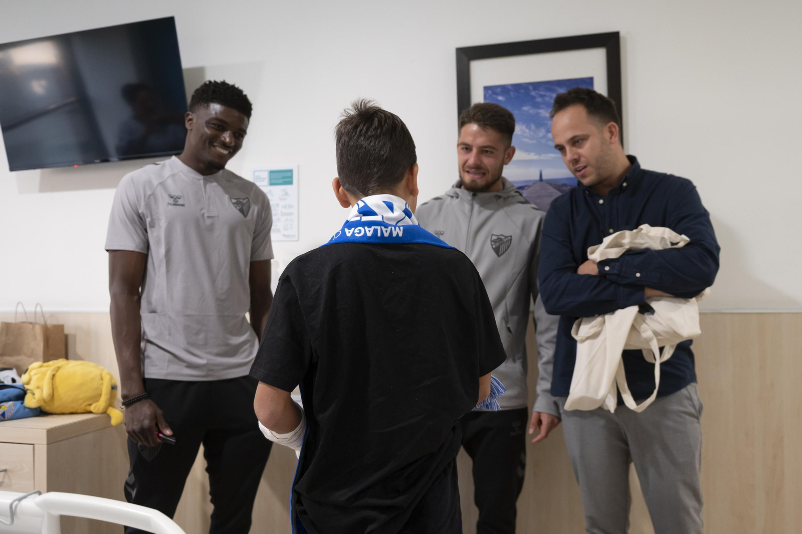 Las fotos de la visita del Málaga CF a los pacientes del Hospital Quirón