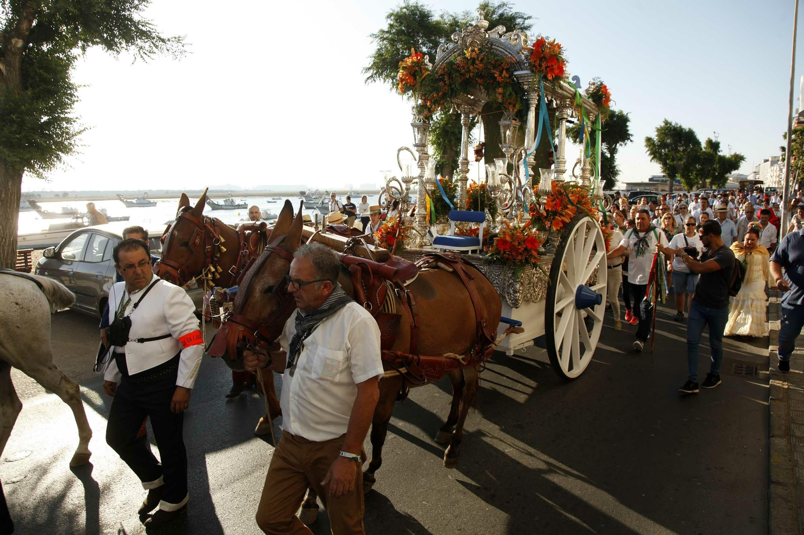 El Simpecado de Punta Umbría, a su paso por la Avenida de la Ría de la localidad costera.
